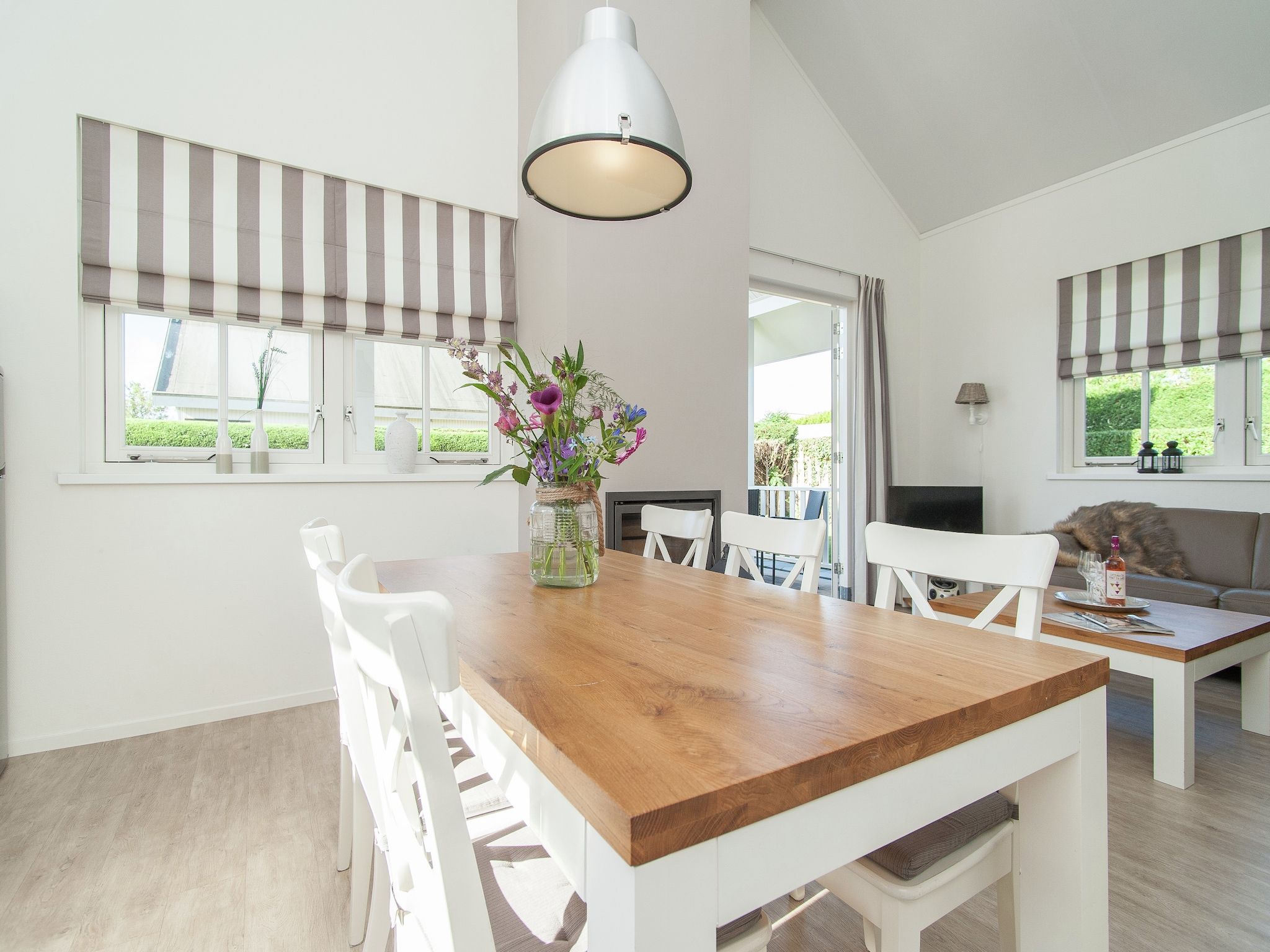 De eetkamer van Bungalowpark de Gouden Spar 3 in Noordwijk