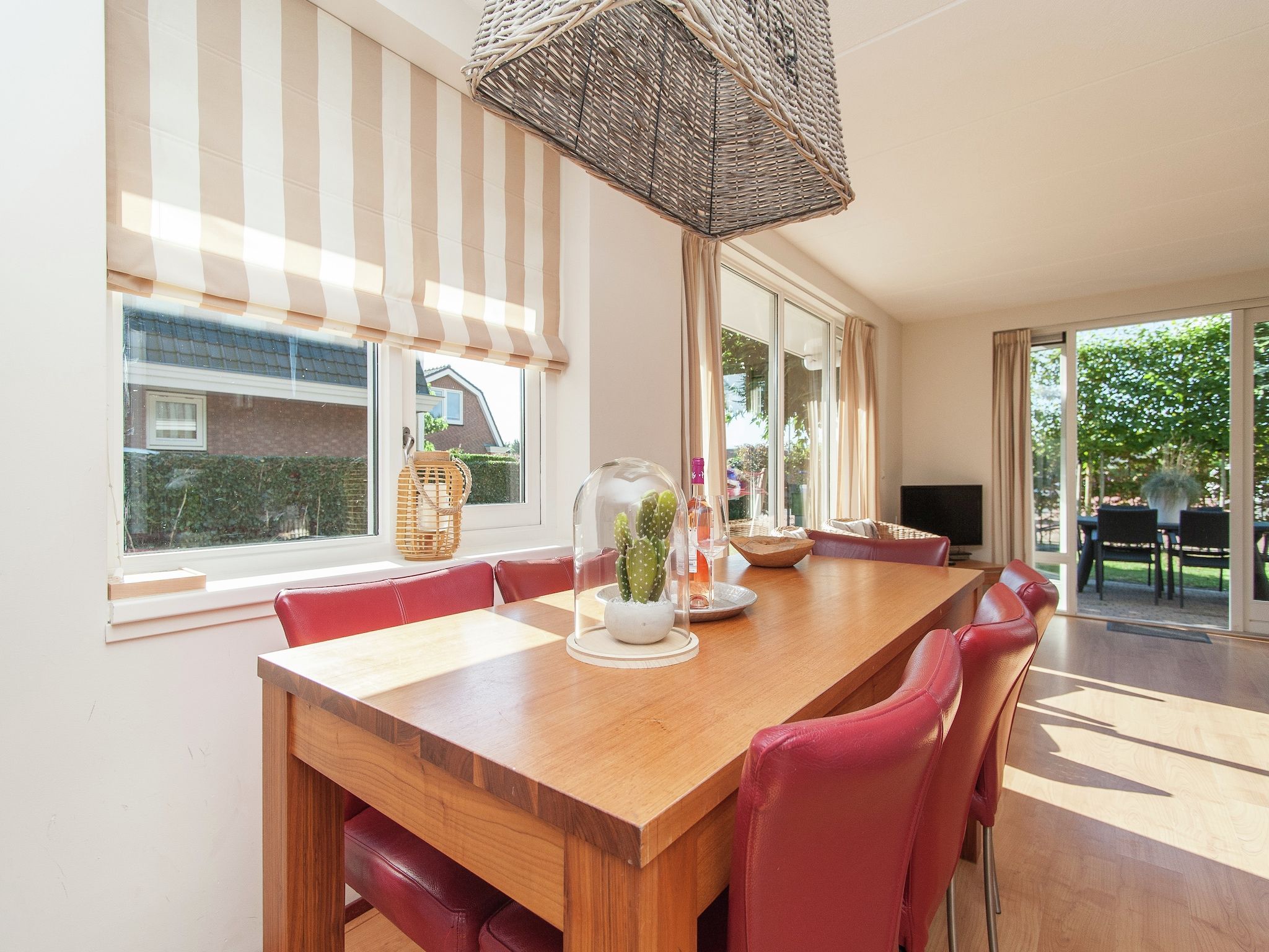 De eetkamer van Bungalowpark de Gouden Spar 4 in Noordwijk