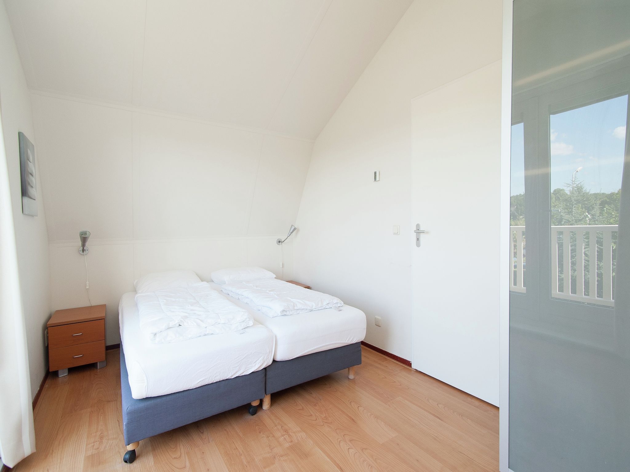 Een slaapkamer van Bungalowpark de Gouden Spar 4 in Noordwijk