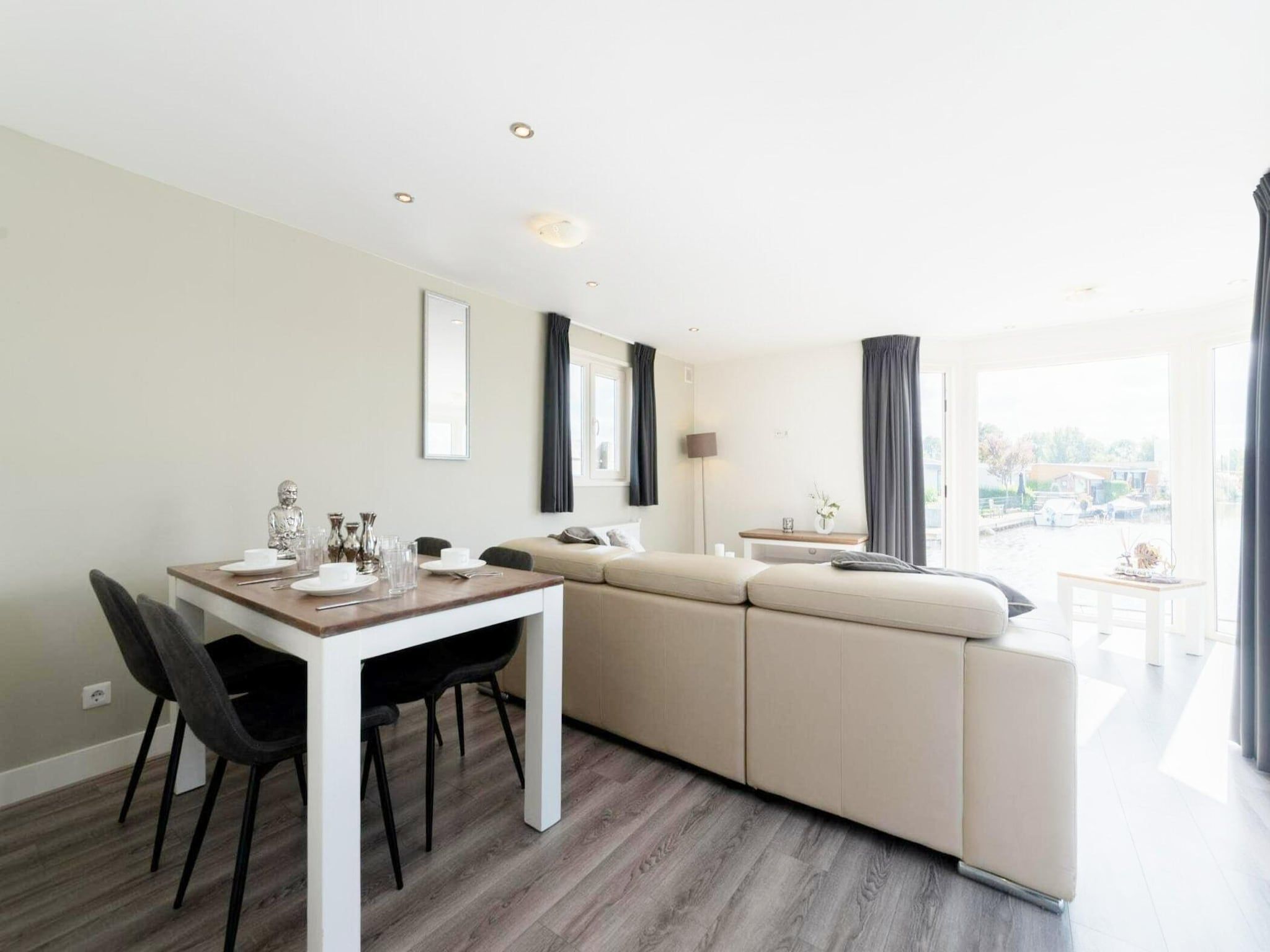 De eetkamer van De Edammer  4 personen in West-Graftdijk