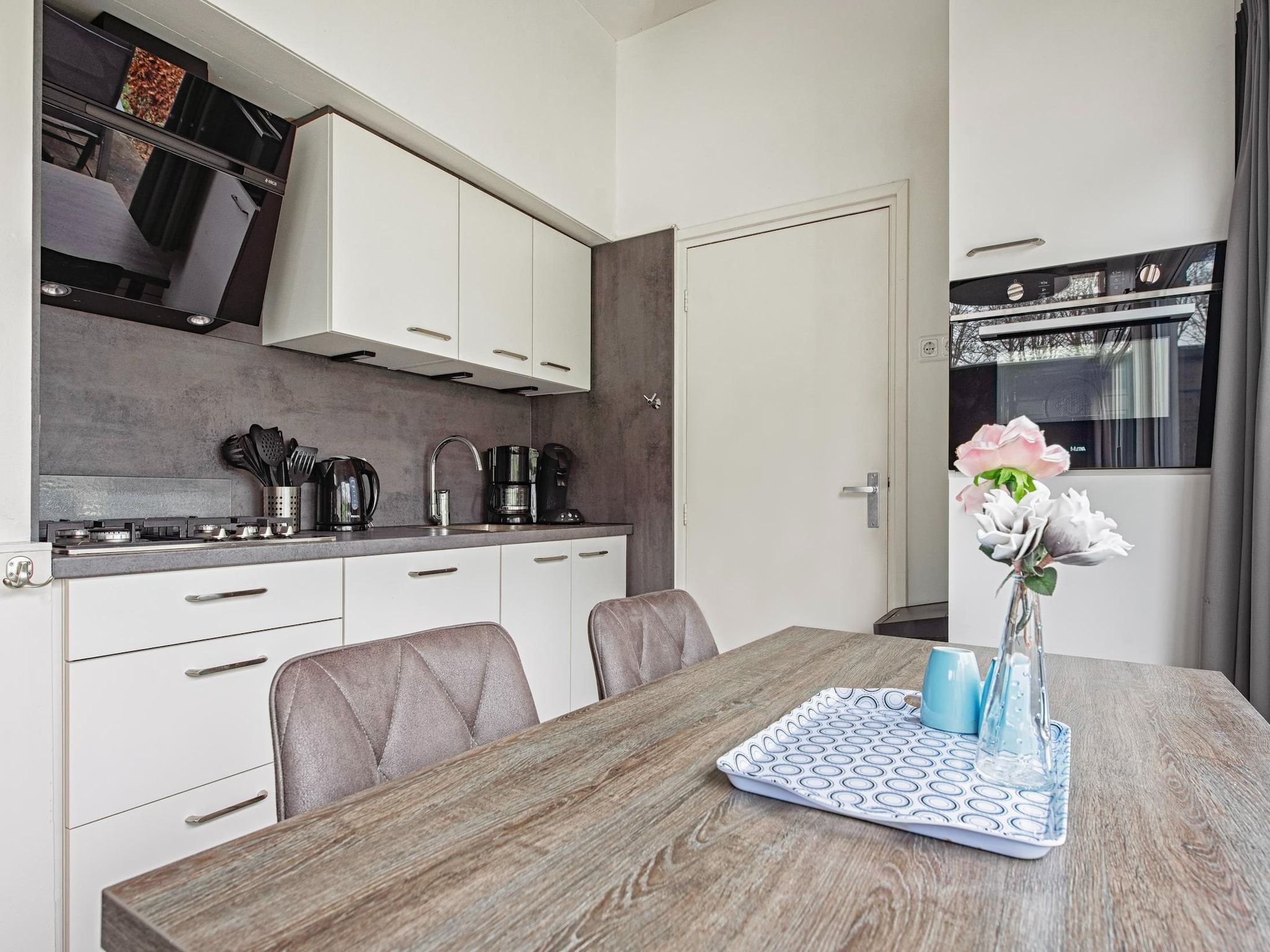 De keuken van Bungalowpark Schin op Geul 3 in Walem