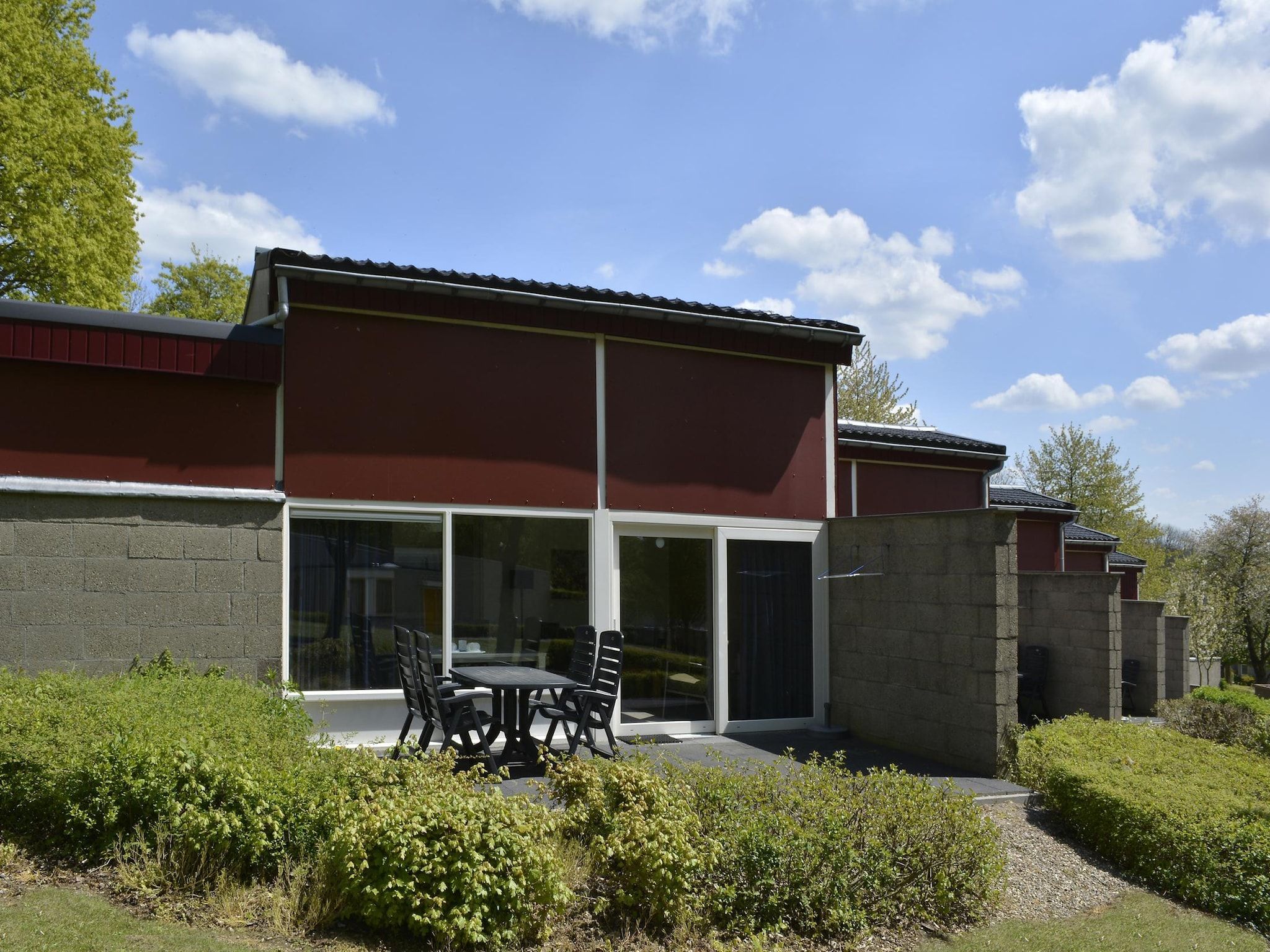De buitenkant van Bungalowpark Schin op Geul 3 in Walem
