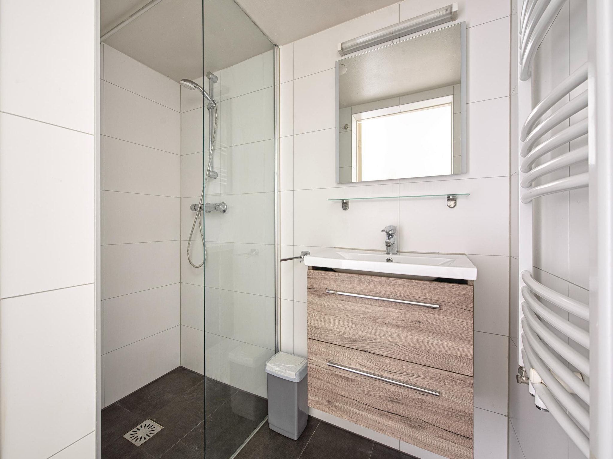 De badkamer van Bungalowpark Schin op Geul 3 in Walem