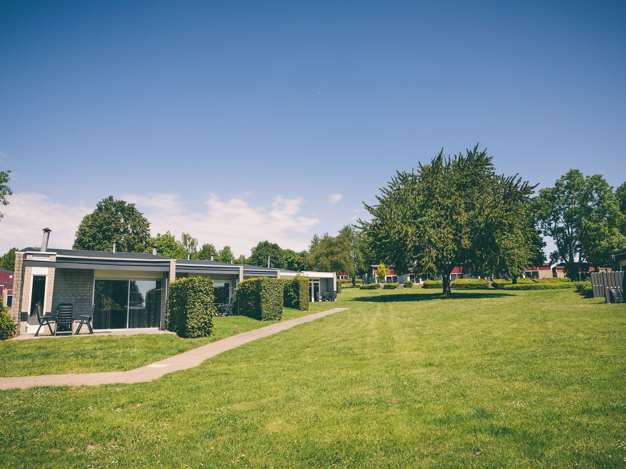 De tuin van Bungalowpark Schin op Geul 3 in Walem