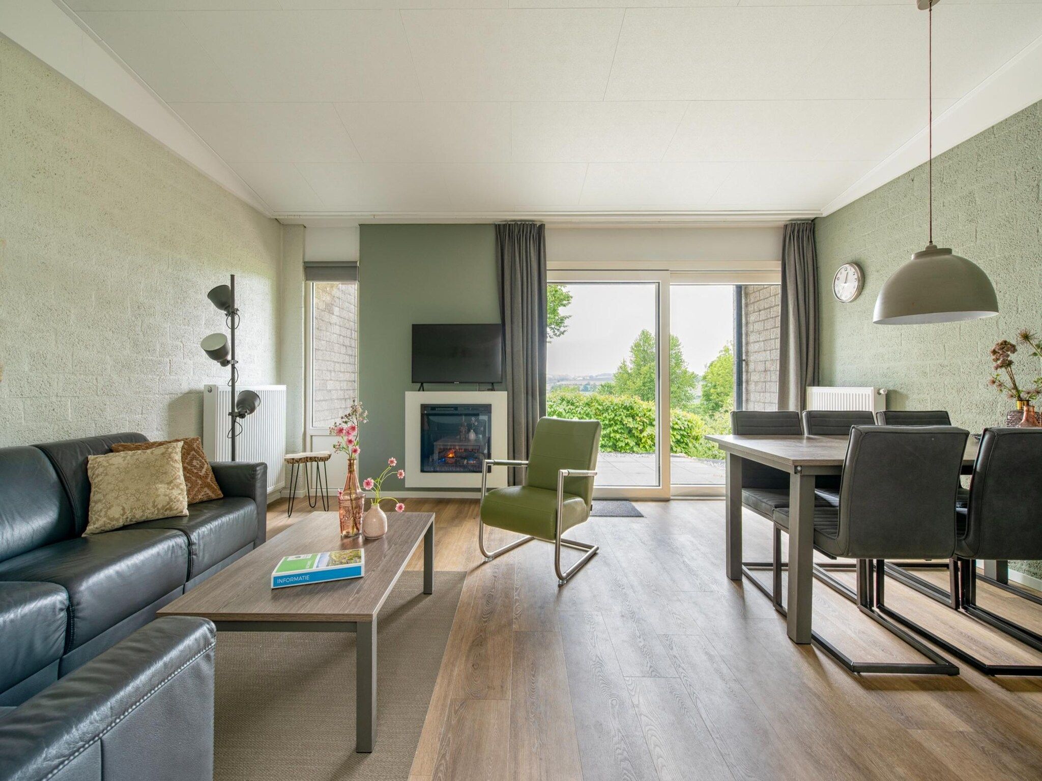 De woonkamer van Bungalowpark Schin op Geul 9 in Walem