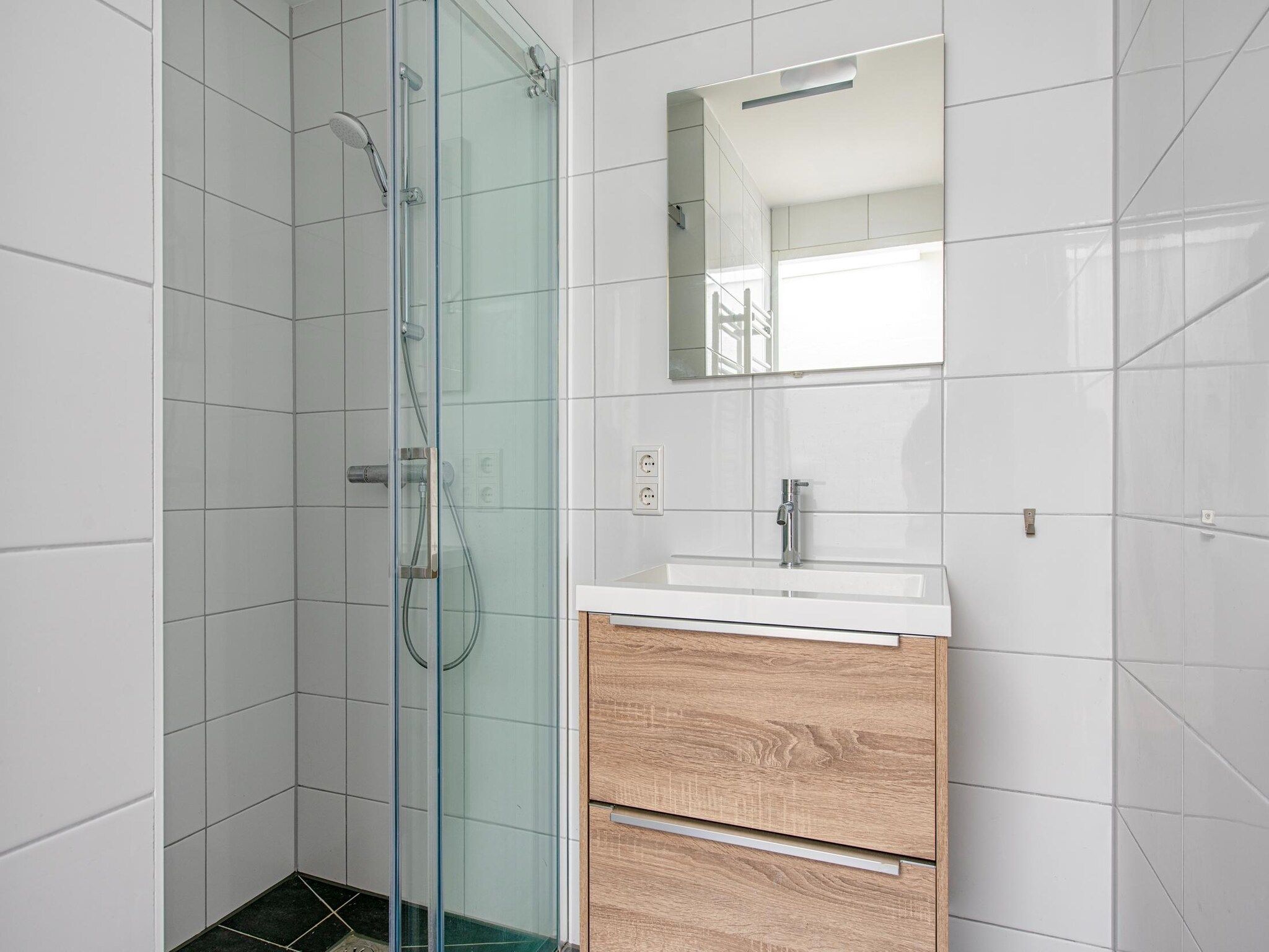 De badkamer van Bungalowpark Schin op Geul 9 in Walem