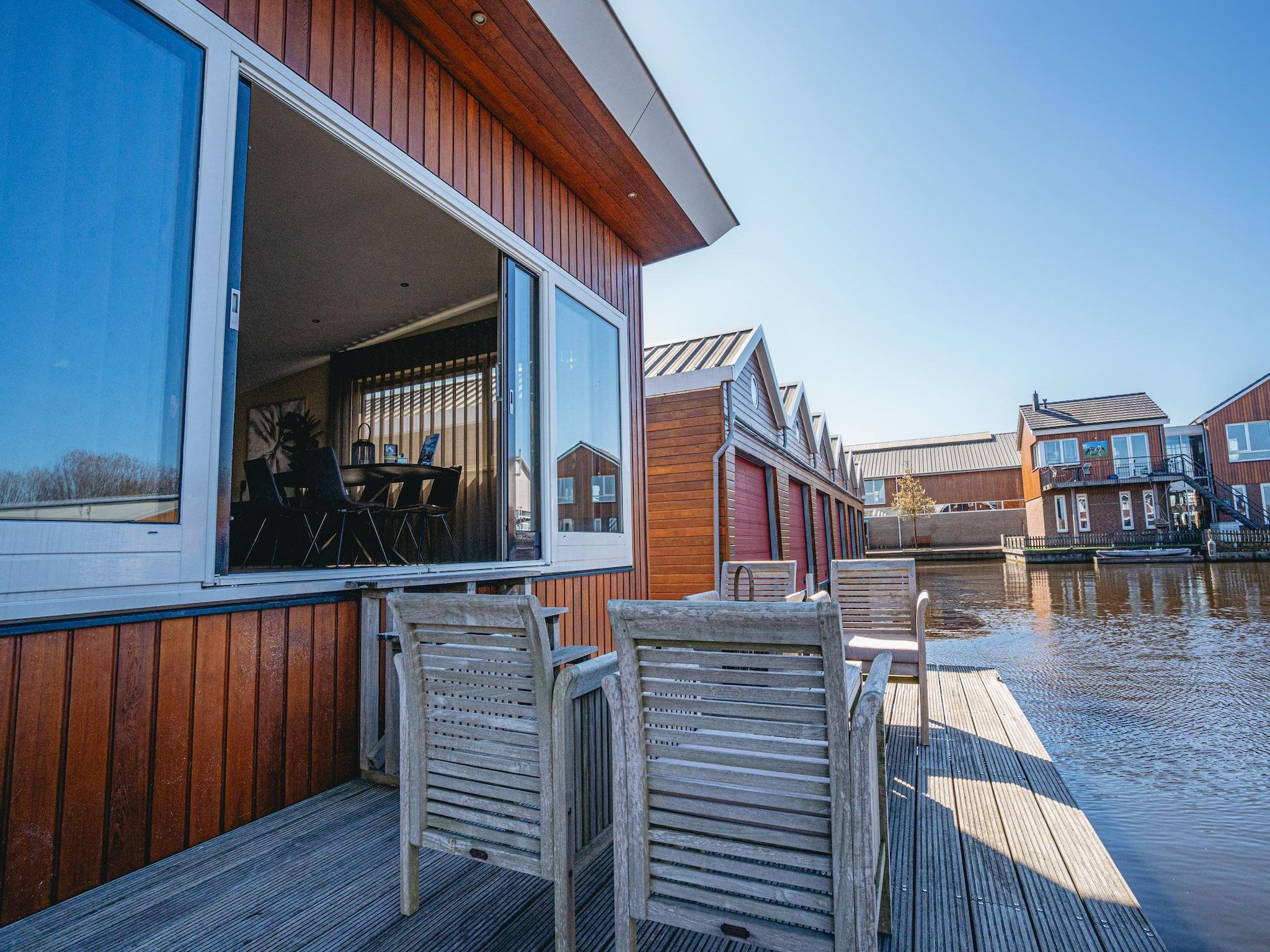 Het terras van Waterpark de Meerparel 5 in Uitgeest