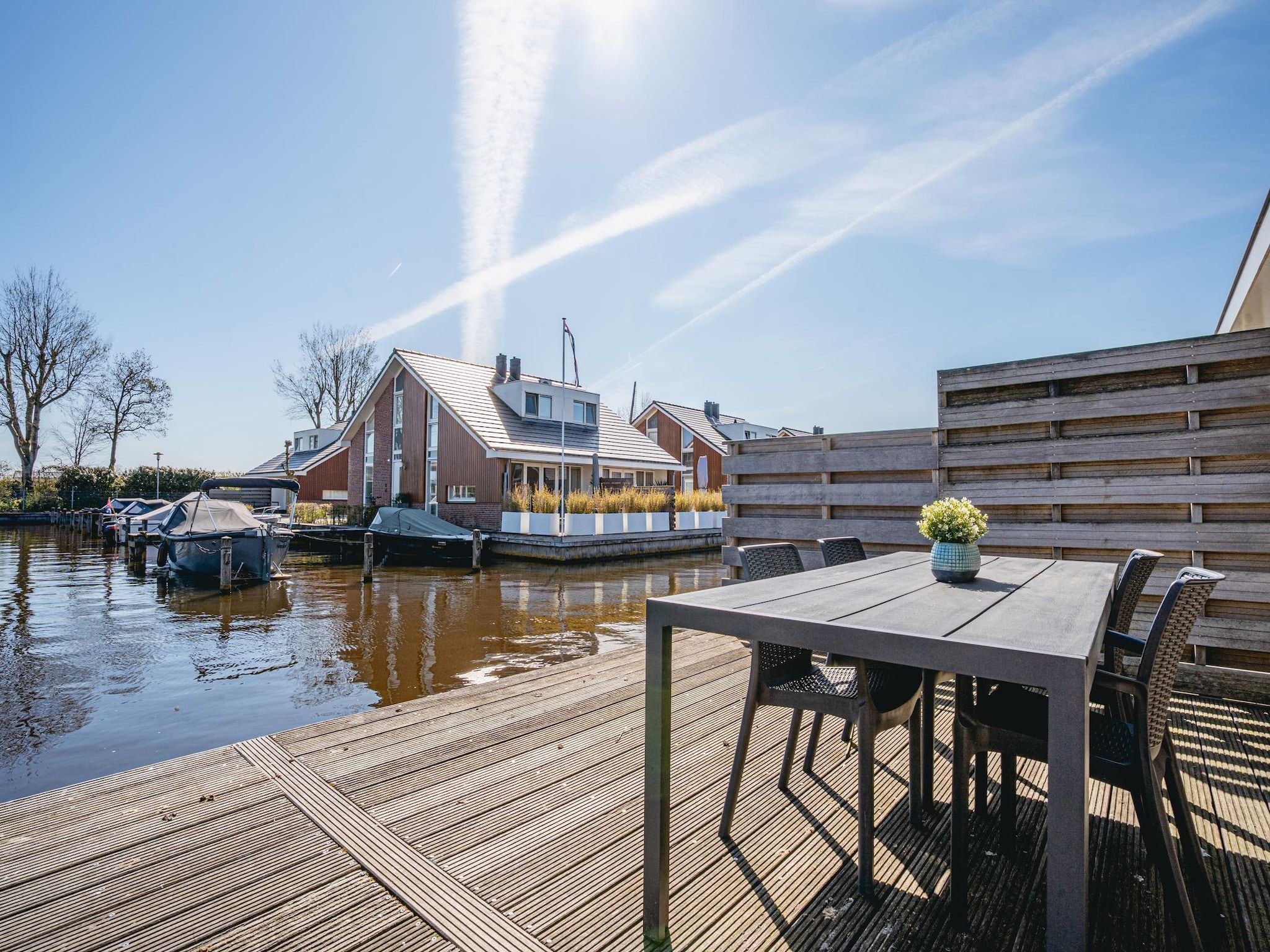 Het terras van Waterpark de Meerparel 4 in Uitgeest