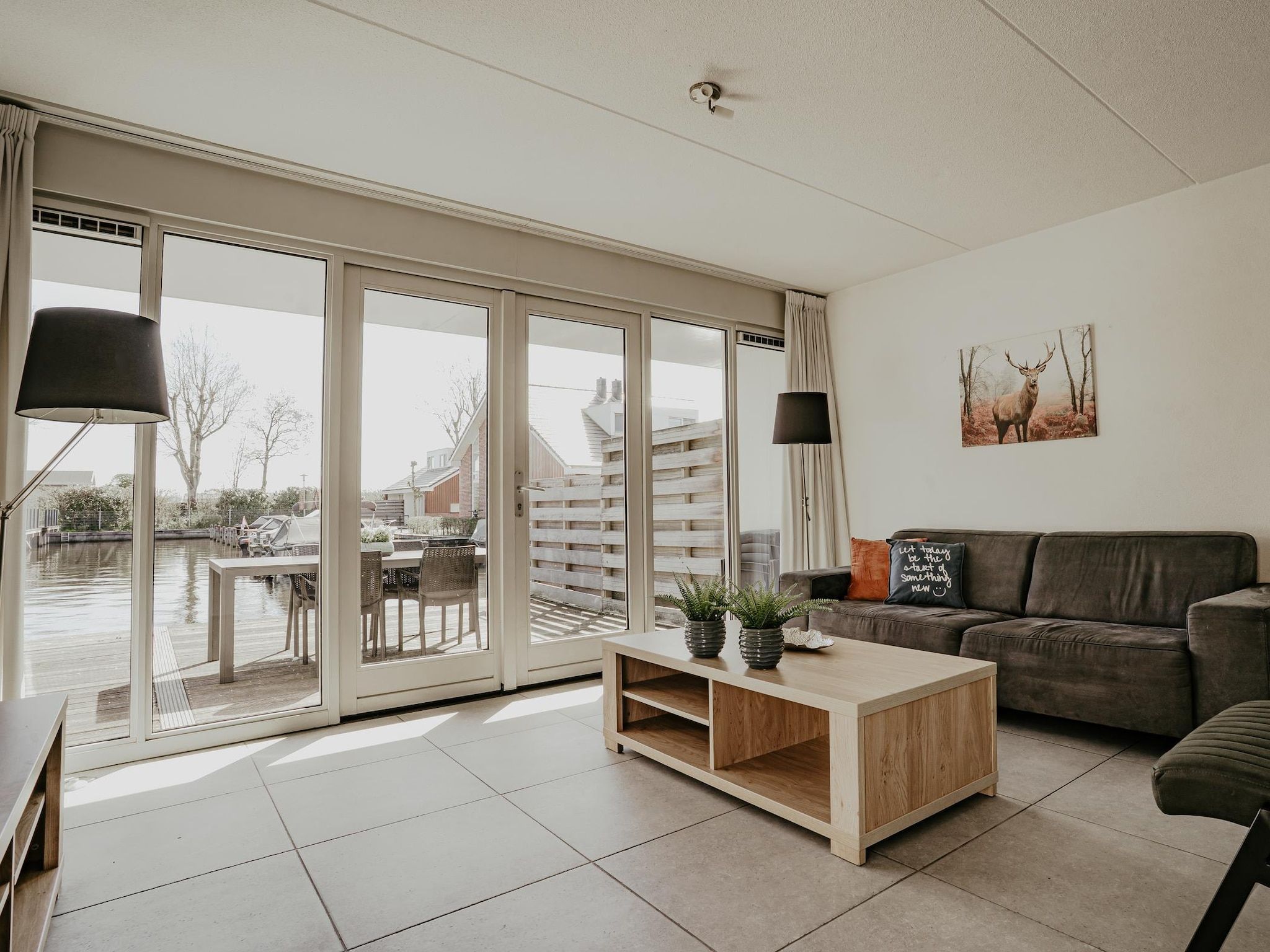 De woonkamer van Waterpark de Meerparel 4 in Uitgeest