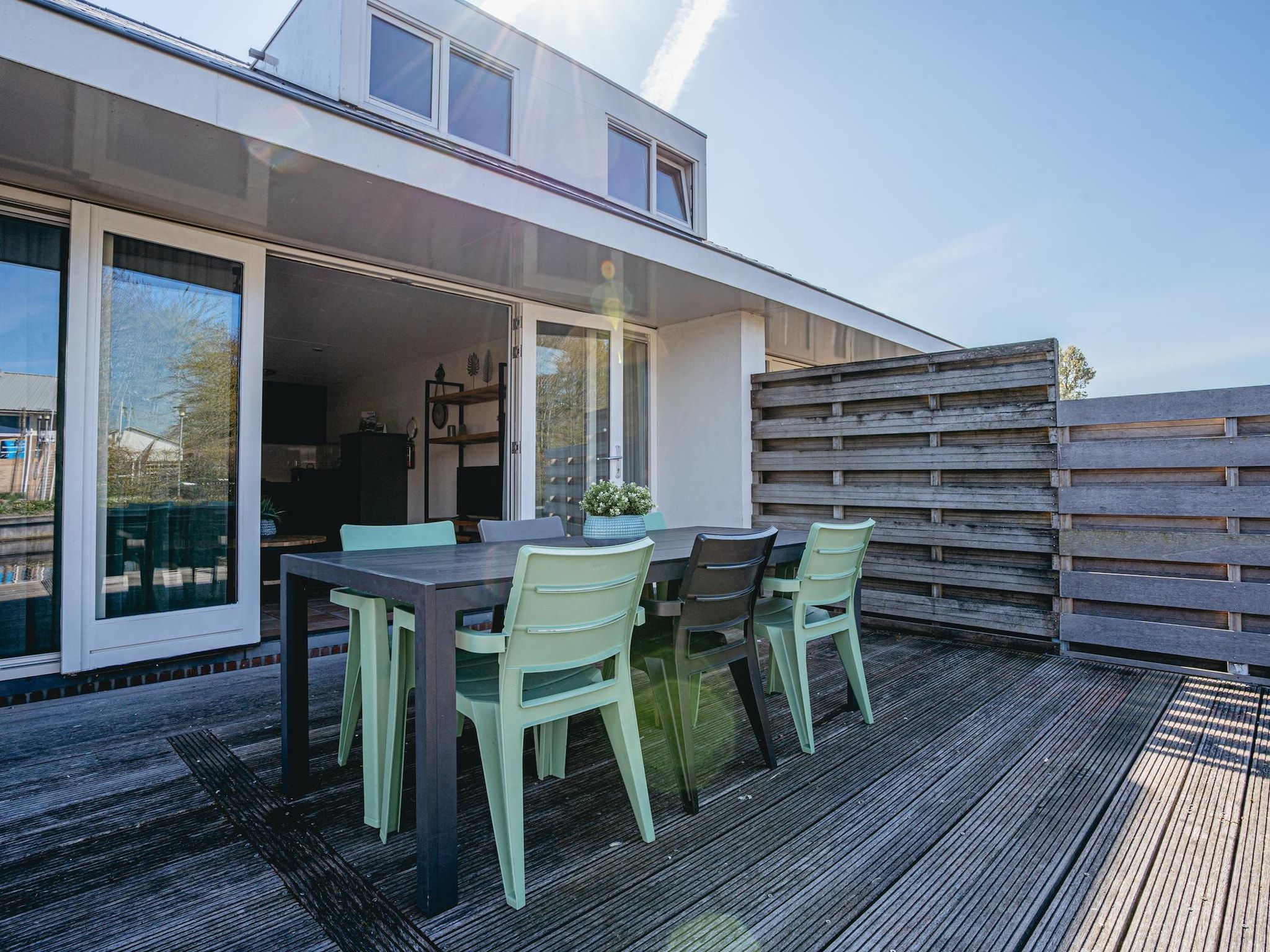 Het terras van Waterpark de MeerParel 3 in Uitgeest