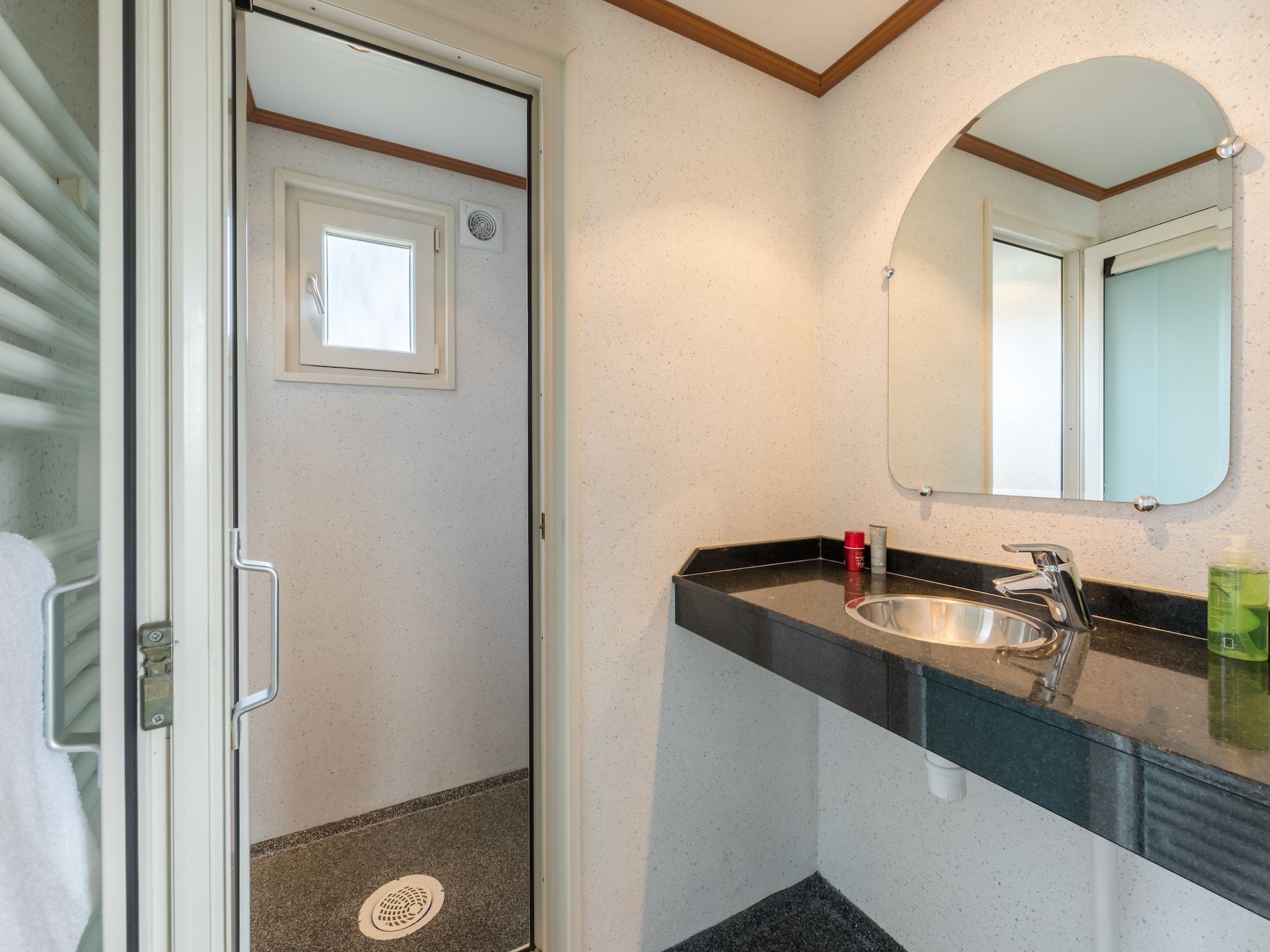 De badkamer van Hunzepark 9 in Gasselternijveen