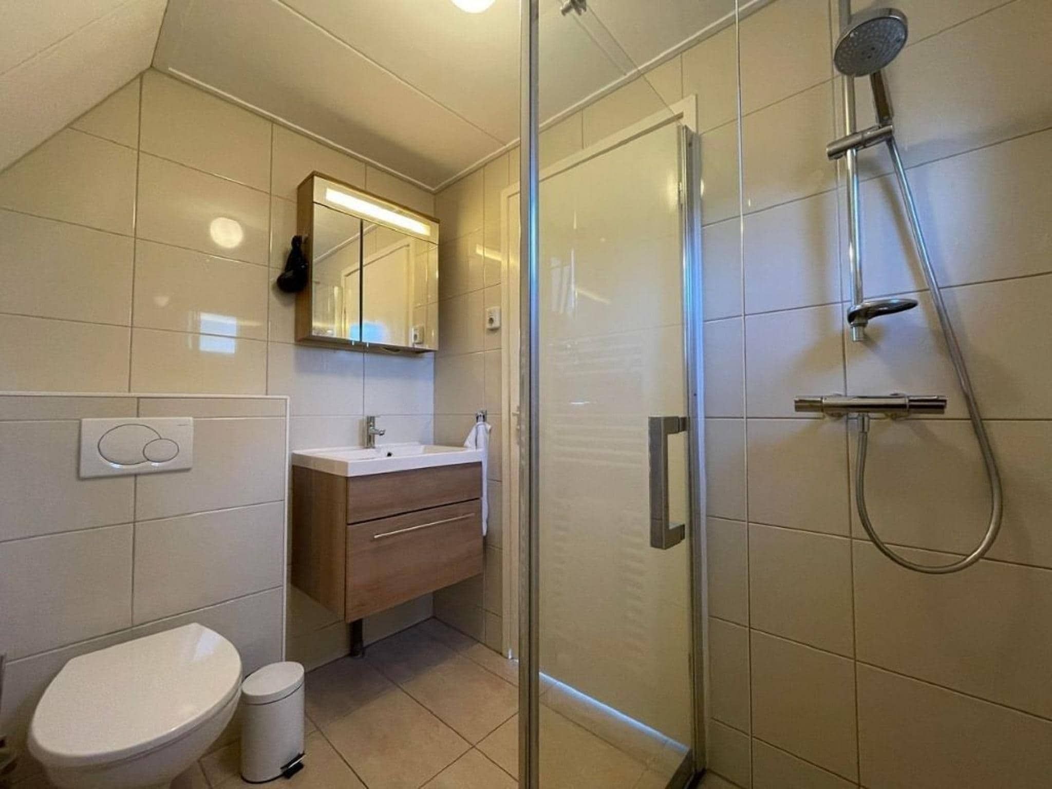 De badkamer van Landgoed Eysinga State 3 in Sint Nicolaasga