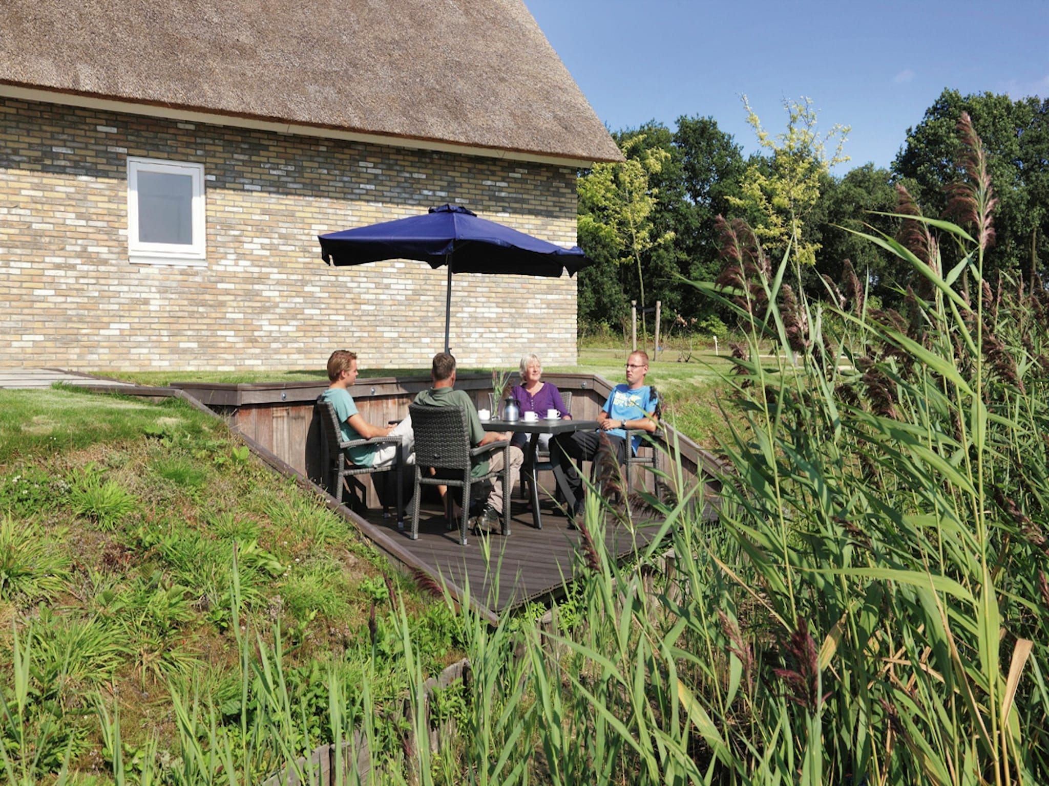 Het terras van Villapark Akenveen 1 in Tynaarlo