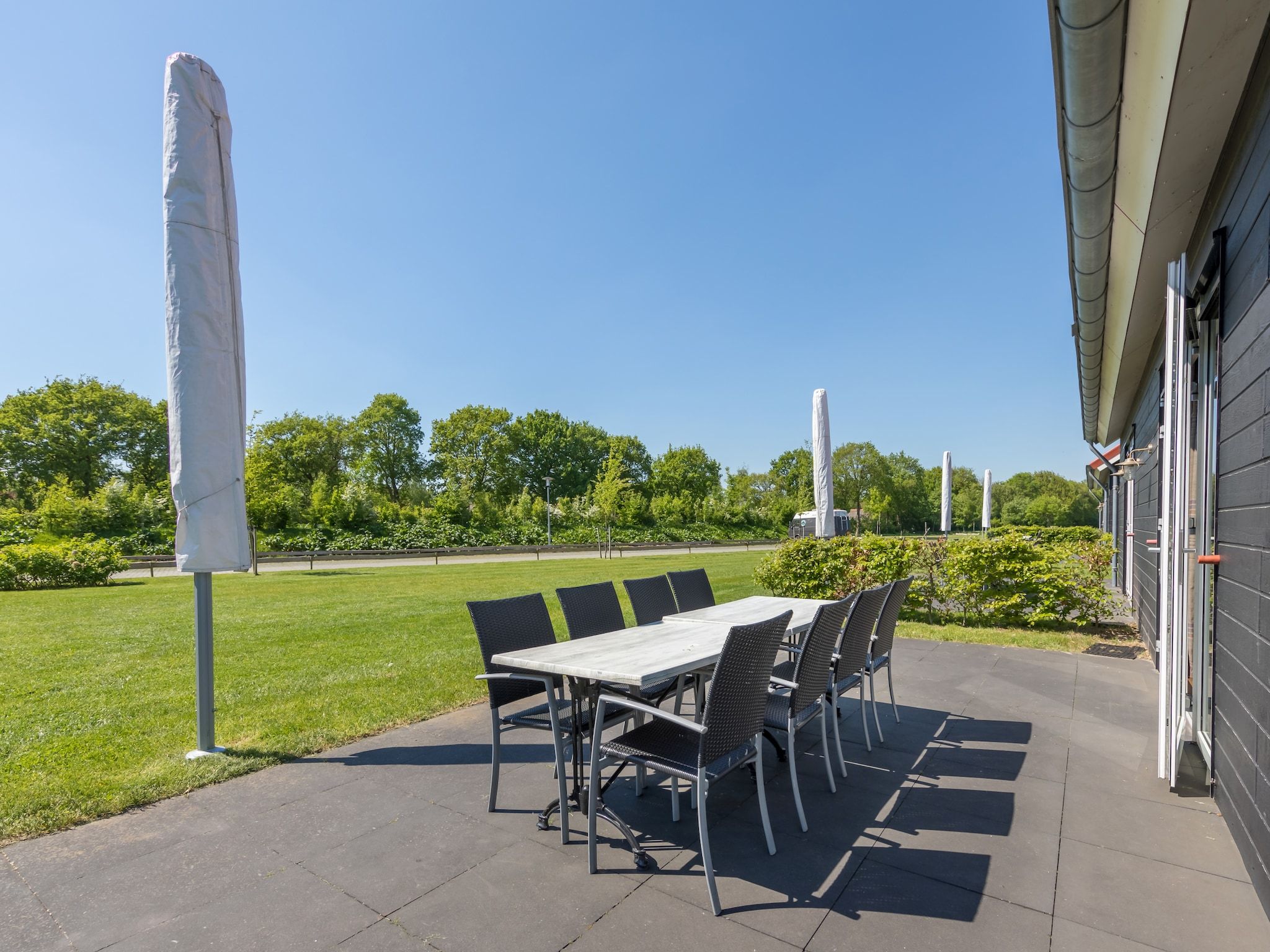 Het terras van Résidence de Weerribben 2 in Paasloo