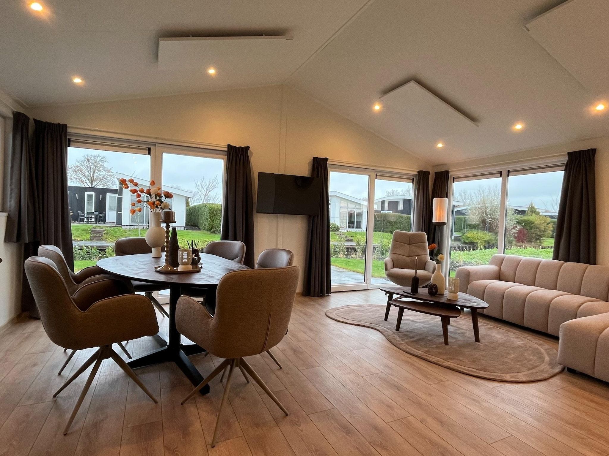 De eetkamer van Waaghuys  6 personen in West-Graftdijk