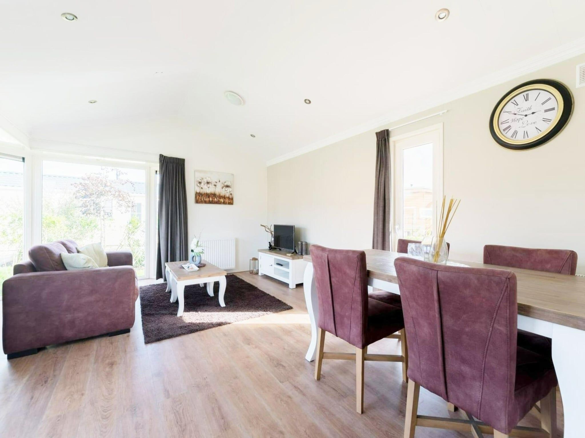 De eetkamer van De Edammer  6 personen in West-Graftdijk