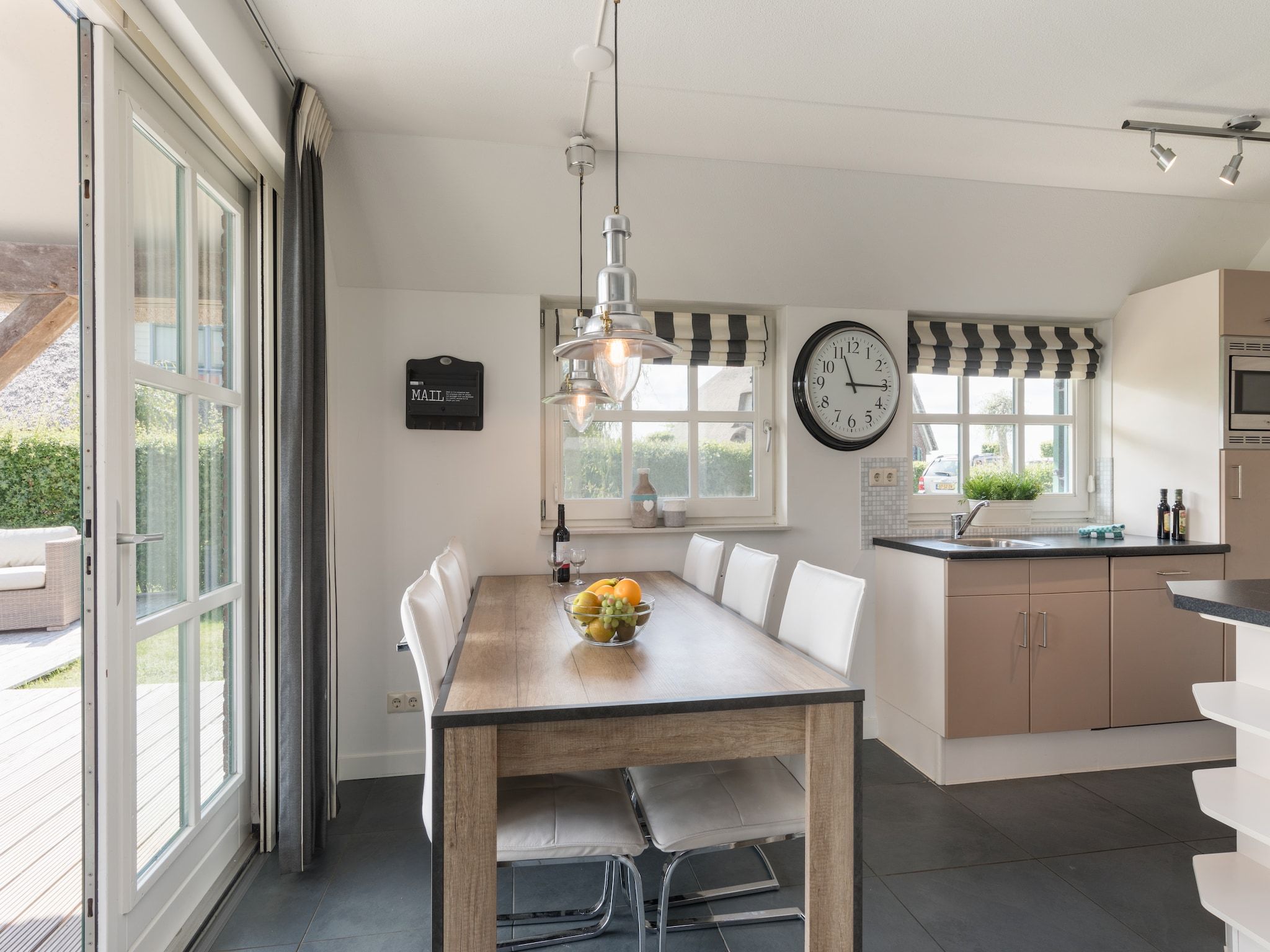 De eetkamer van Waterpark Belterwiede 2 in Wanneperveen