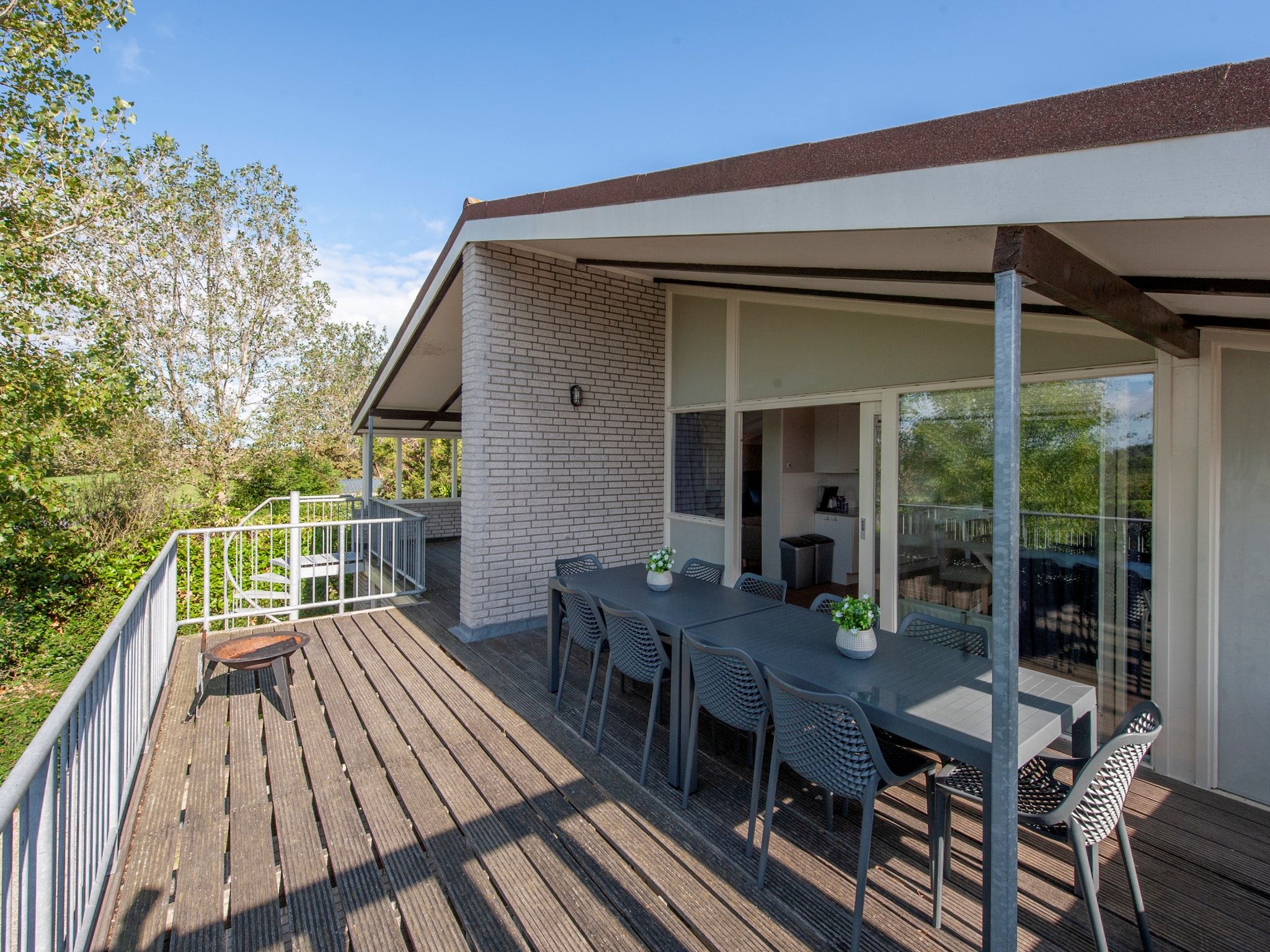 Het terras van Roompot Beach Resort 11 in Kamperland