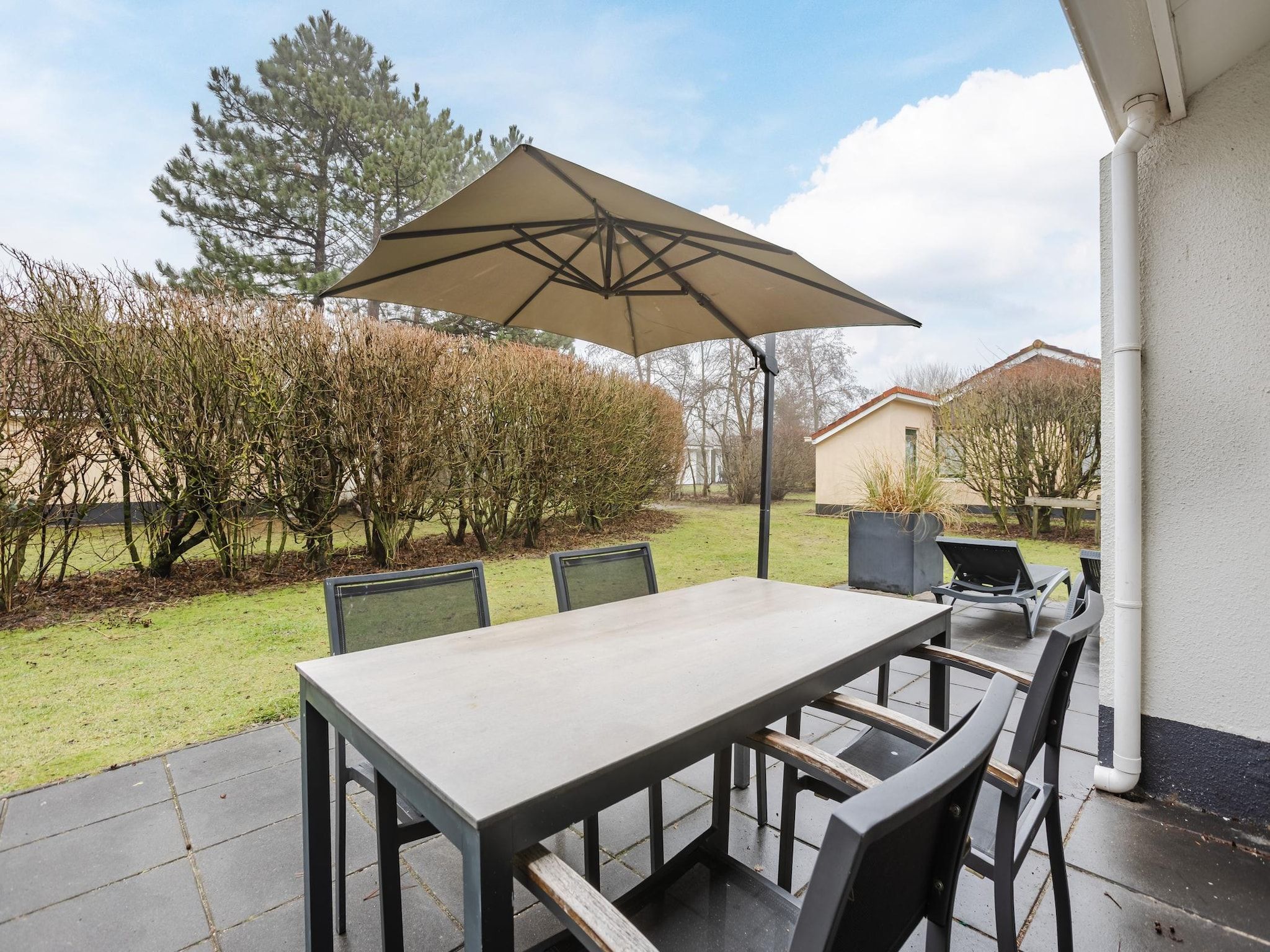 Het terras van Boomhiemke Duinbungalow 4 in Hollum