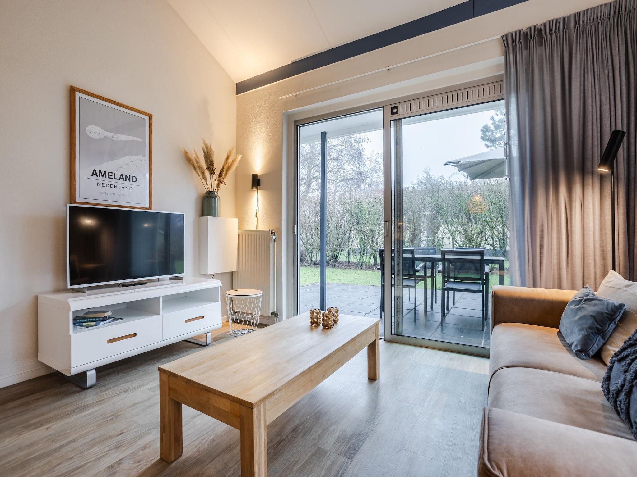 De woonkamer van Boomhiemke Duinbungalow 4 in Hollum