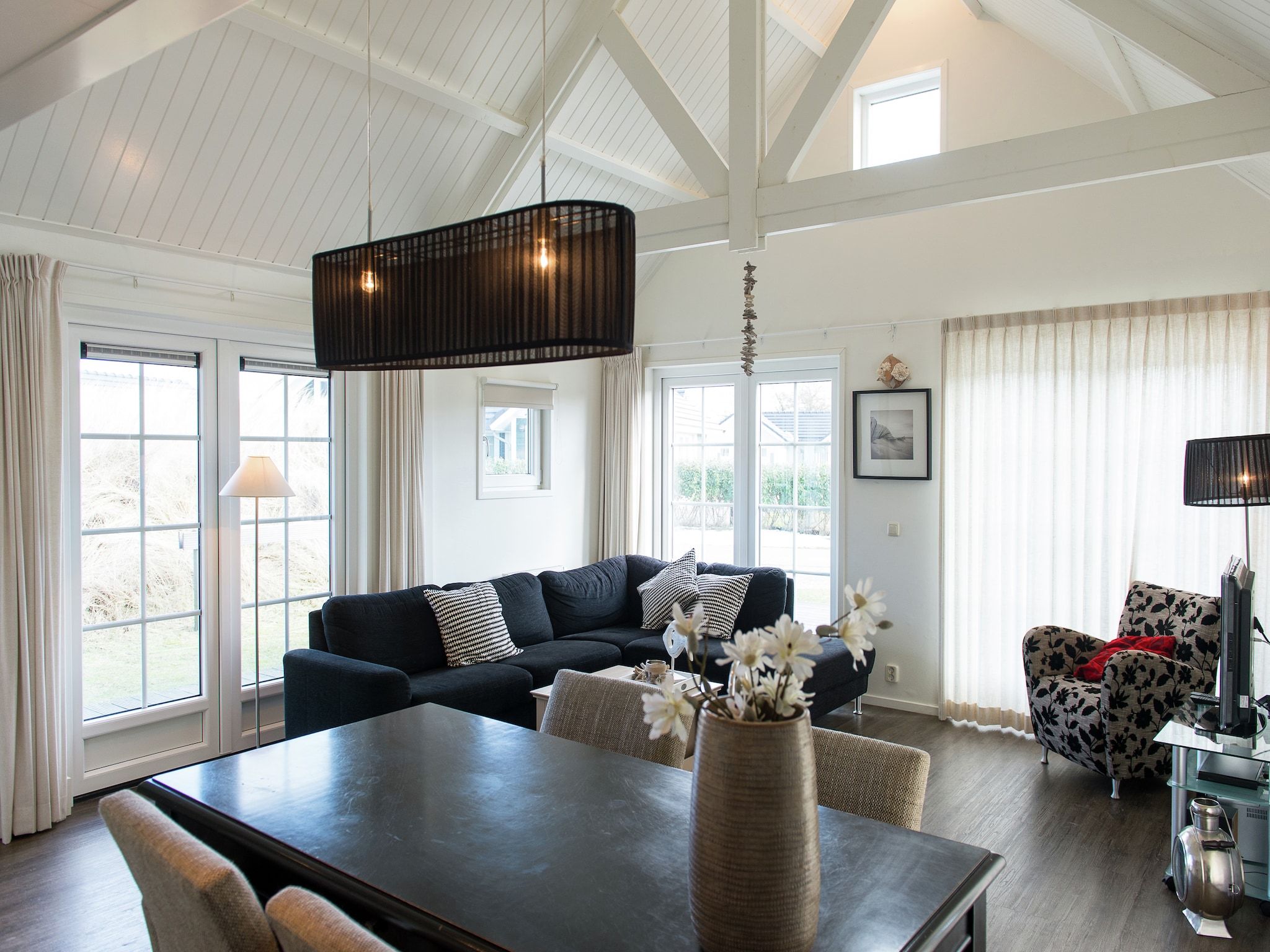 De eetkamer van Vakantiepark Boomhiemke 3 in Hollum