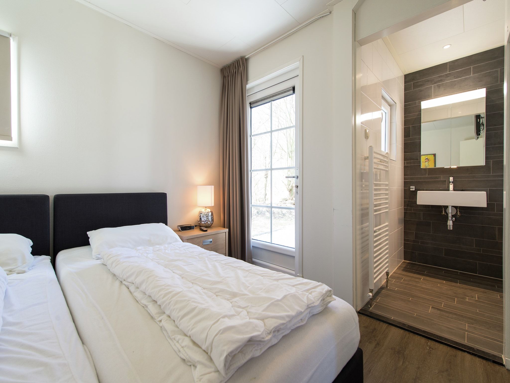 Een slaapkamer van Vakantiepark Boomhiemke 3 in Hollum