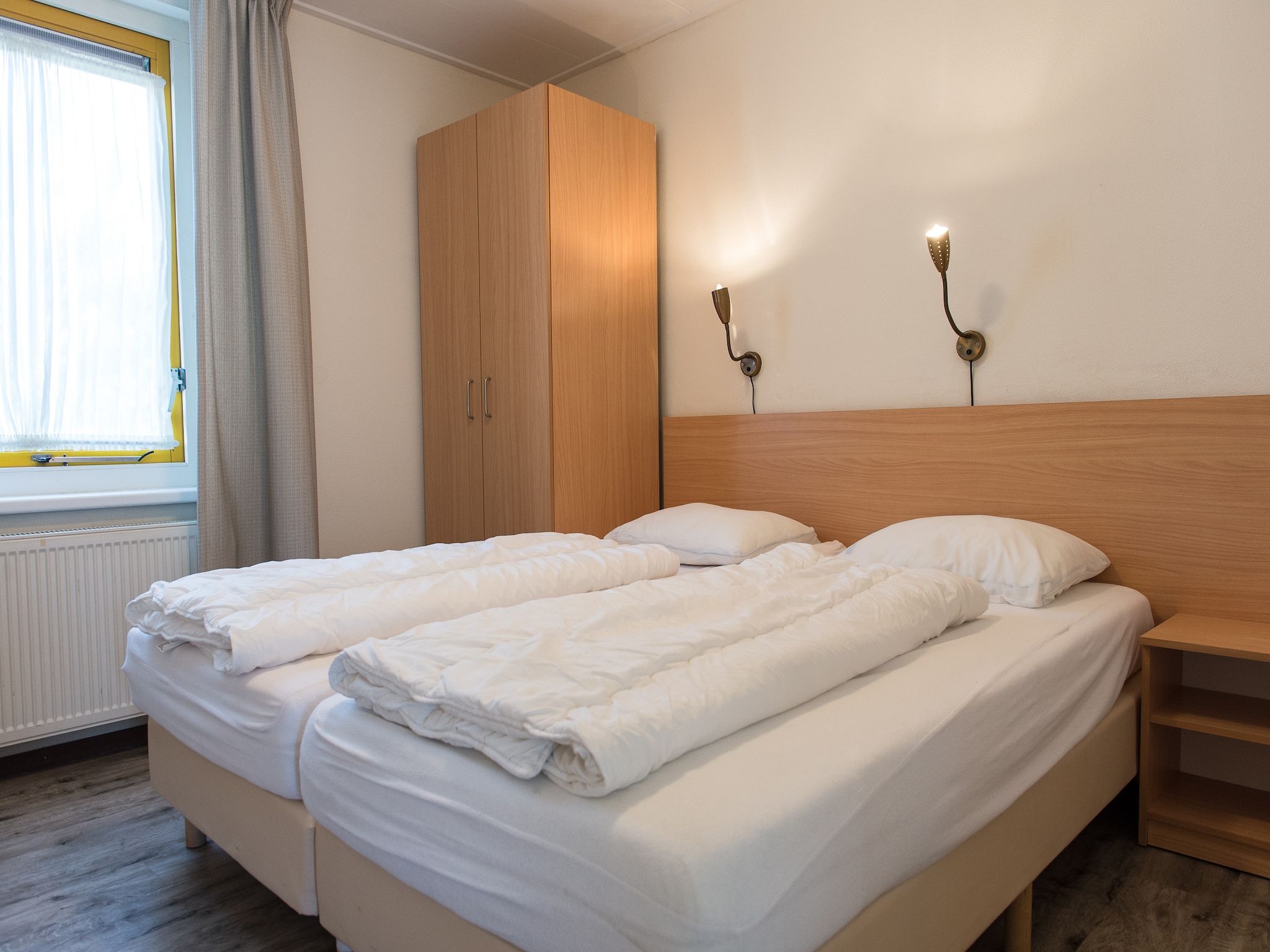 Een slaapkamer van Vakantiepark Boomhiemke 9 in Hollum