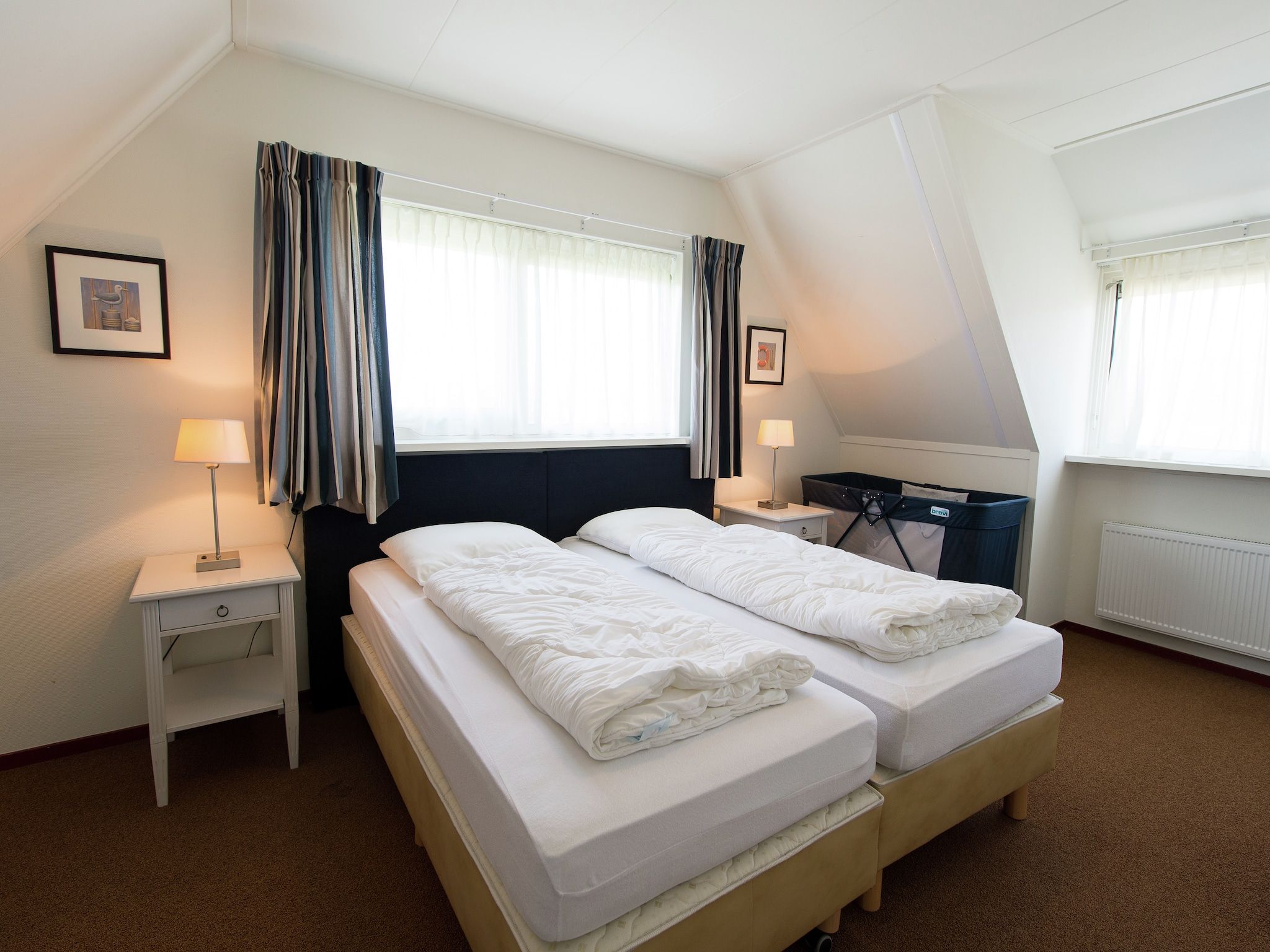 Een slaapkamer van Vakantiepark Boomhiemke 1 in Hollum