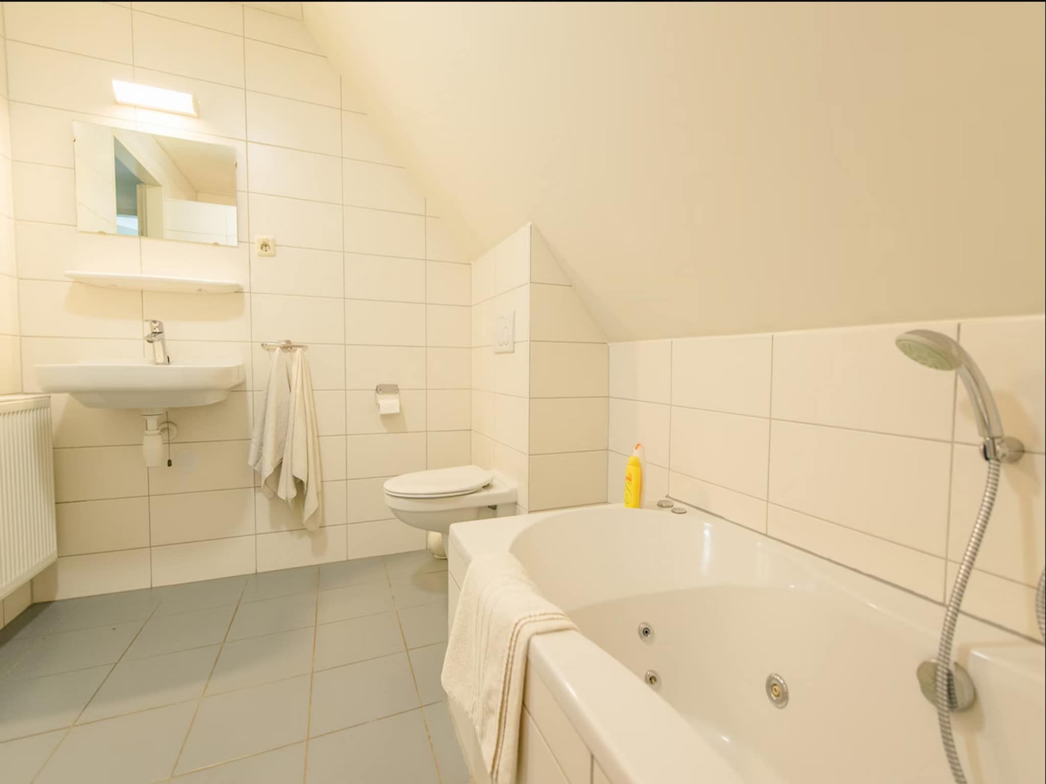 De badkamer van Vakantiepark Boomhiemke 1 in Hollum