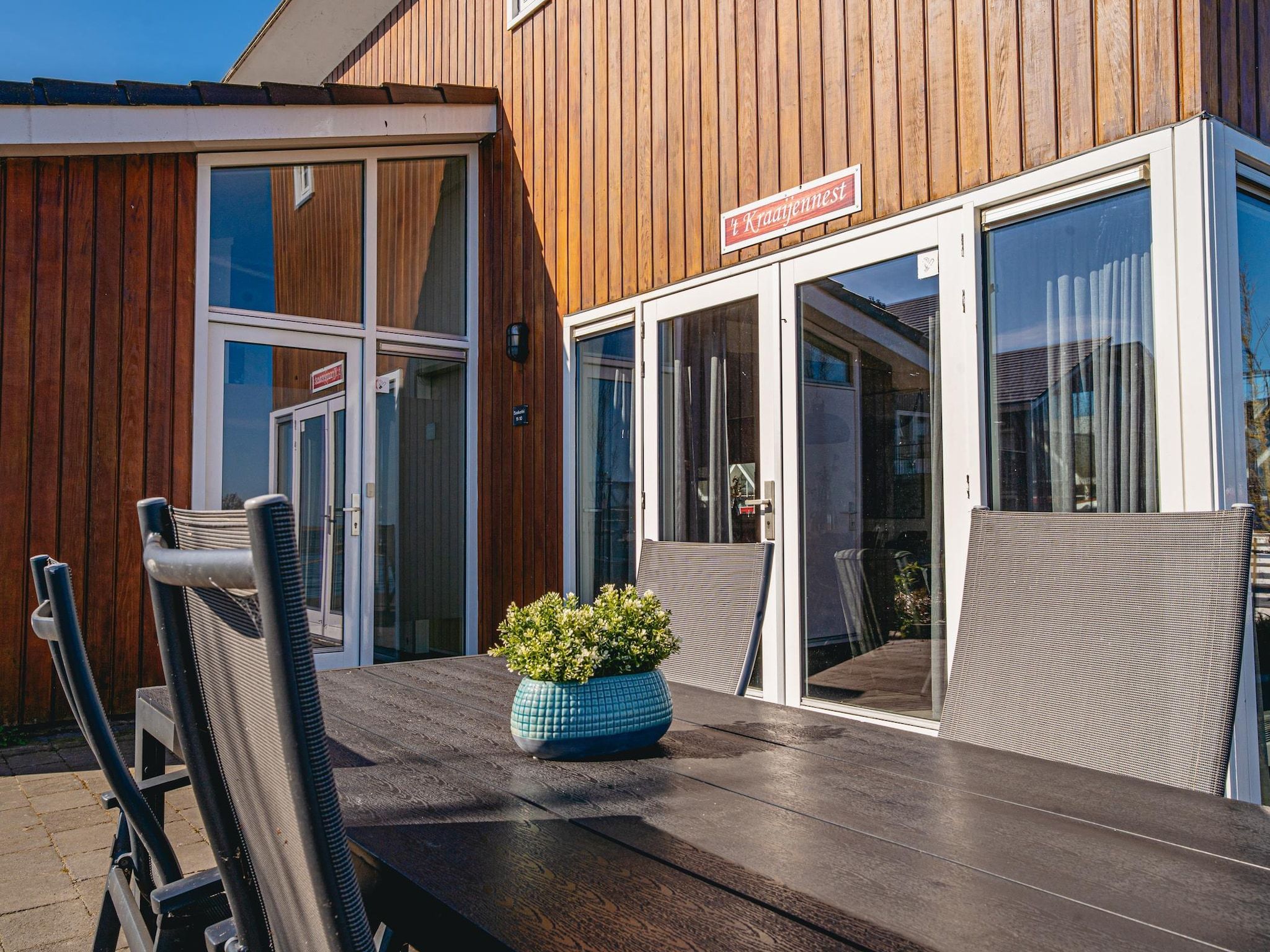 Het terras van Waterpark de Meerparel 2 in Uitgeest