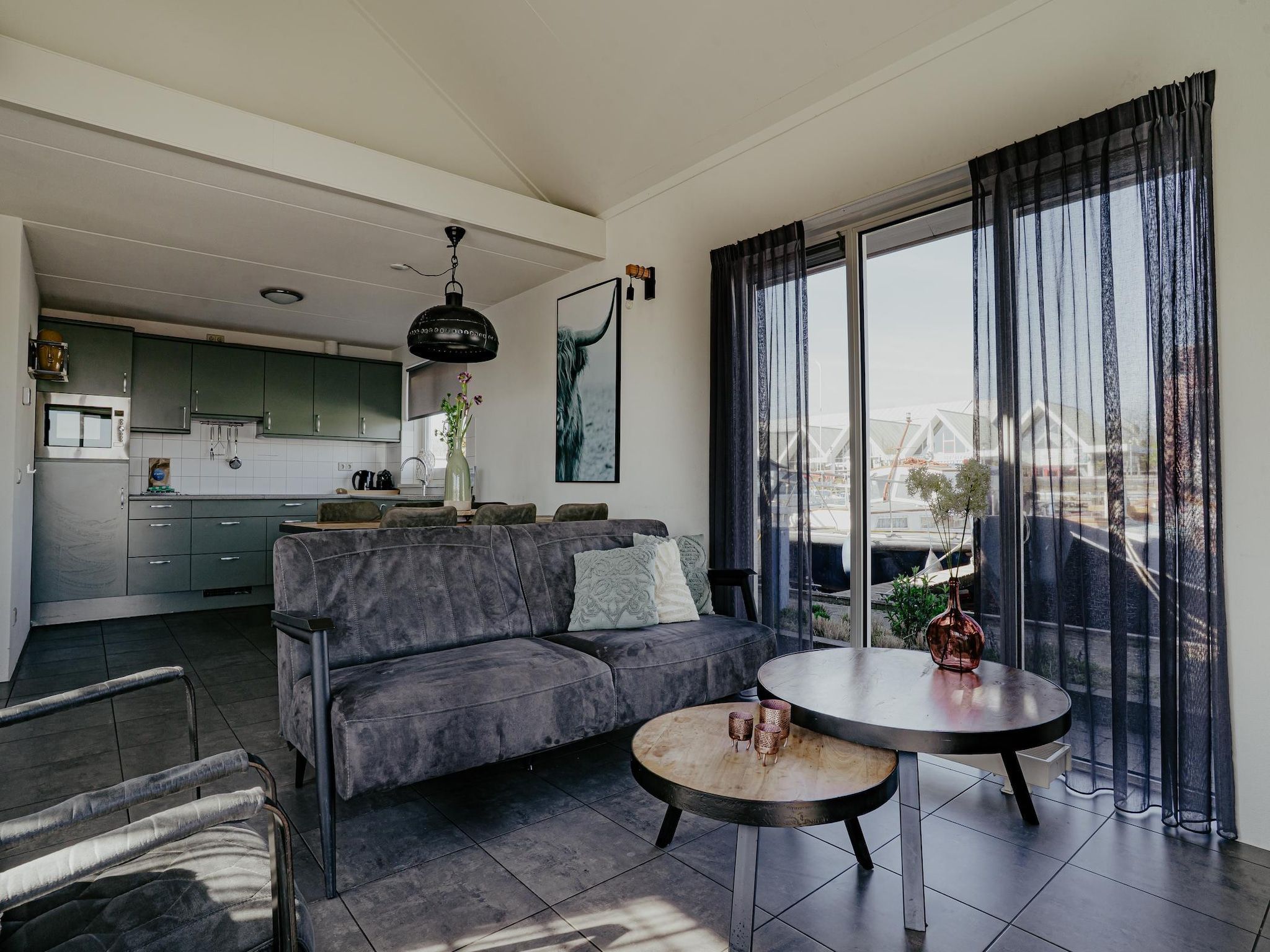 De woonkamer van Waterpark de Meerparel 2 in Uitgeest