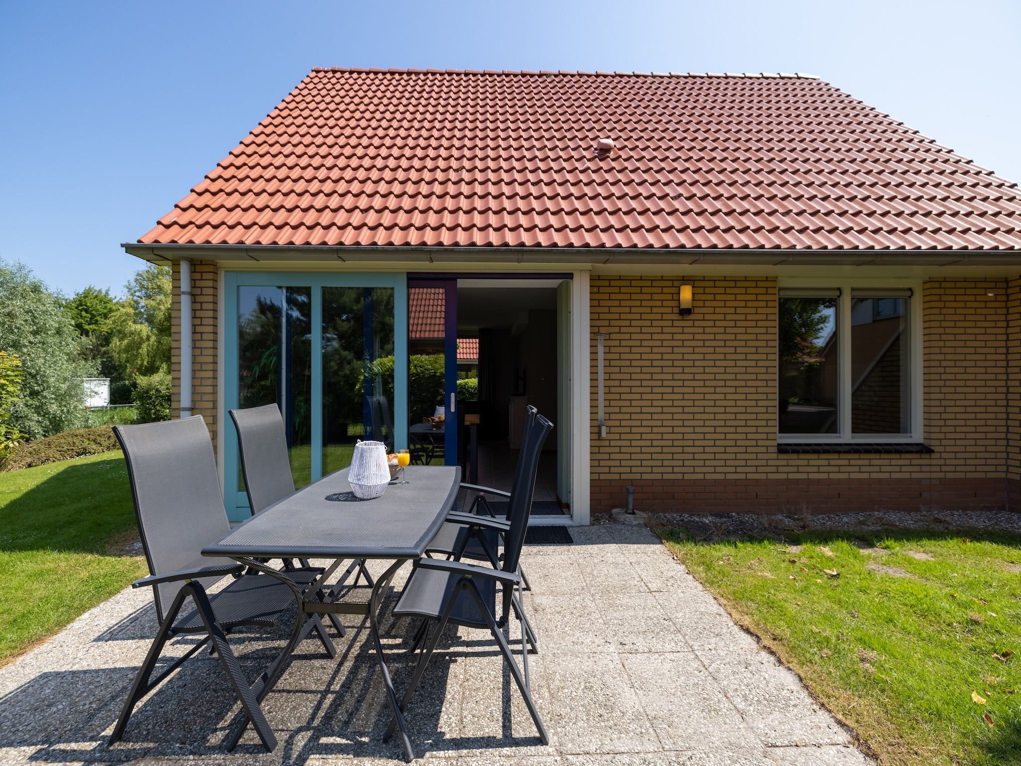 Het terras van Villavakantiepark IJsselhof 1 in Andijk