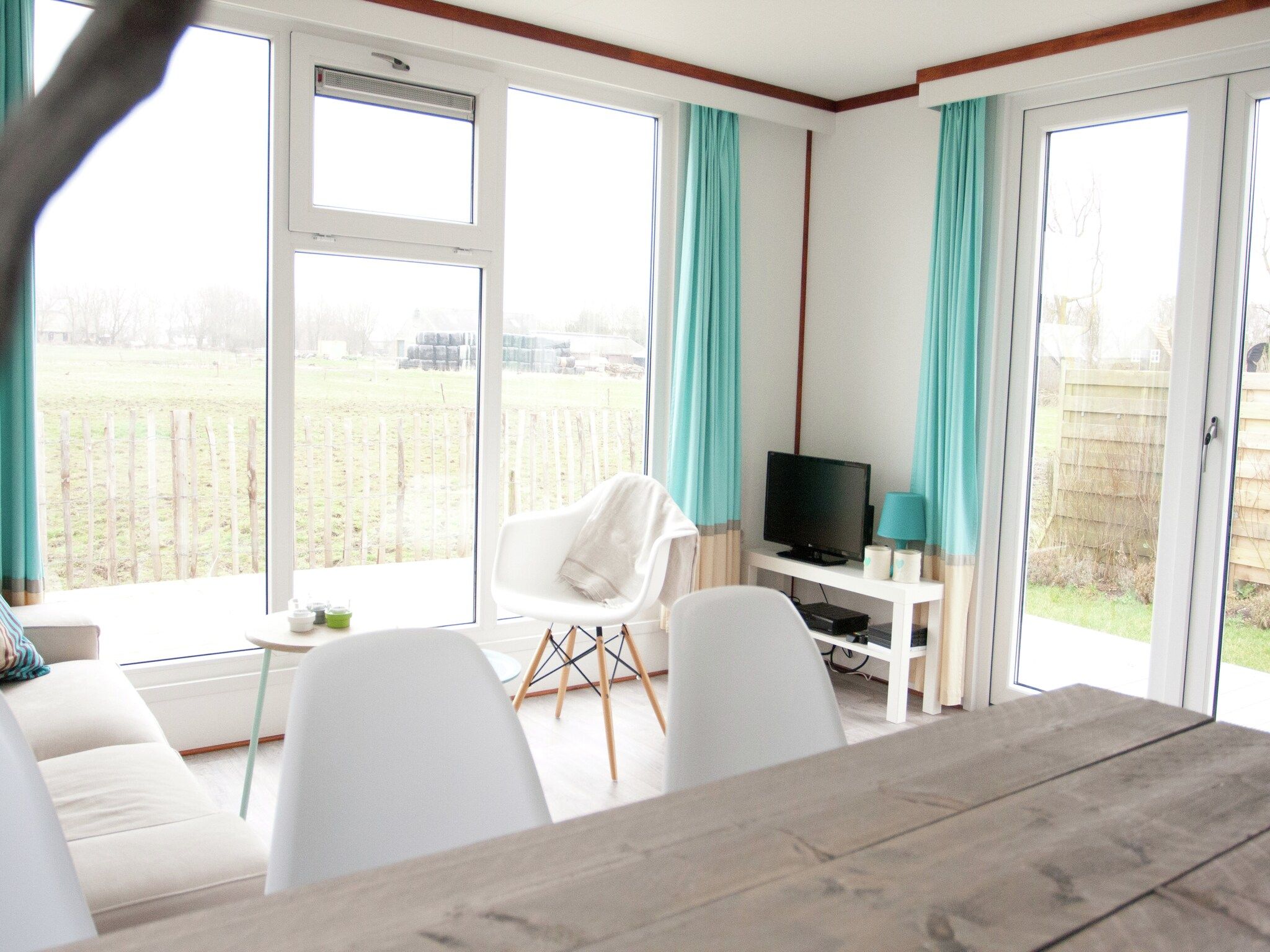 De woonkamer van Recreatiepark Wiringherlant - Wiringher Chalet 10 in Hippolytushoef