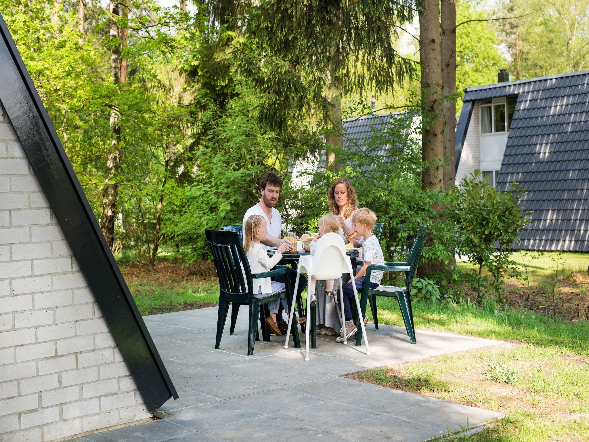 Het terras van Bungalowpark Hoenderloo 5 in Hoenderloo