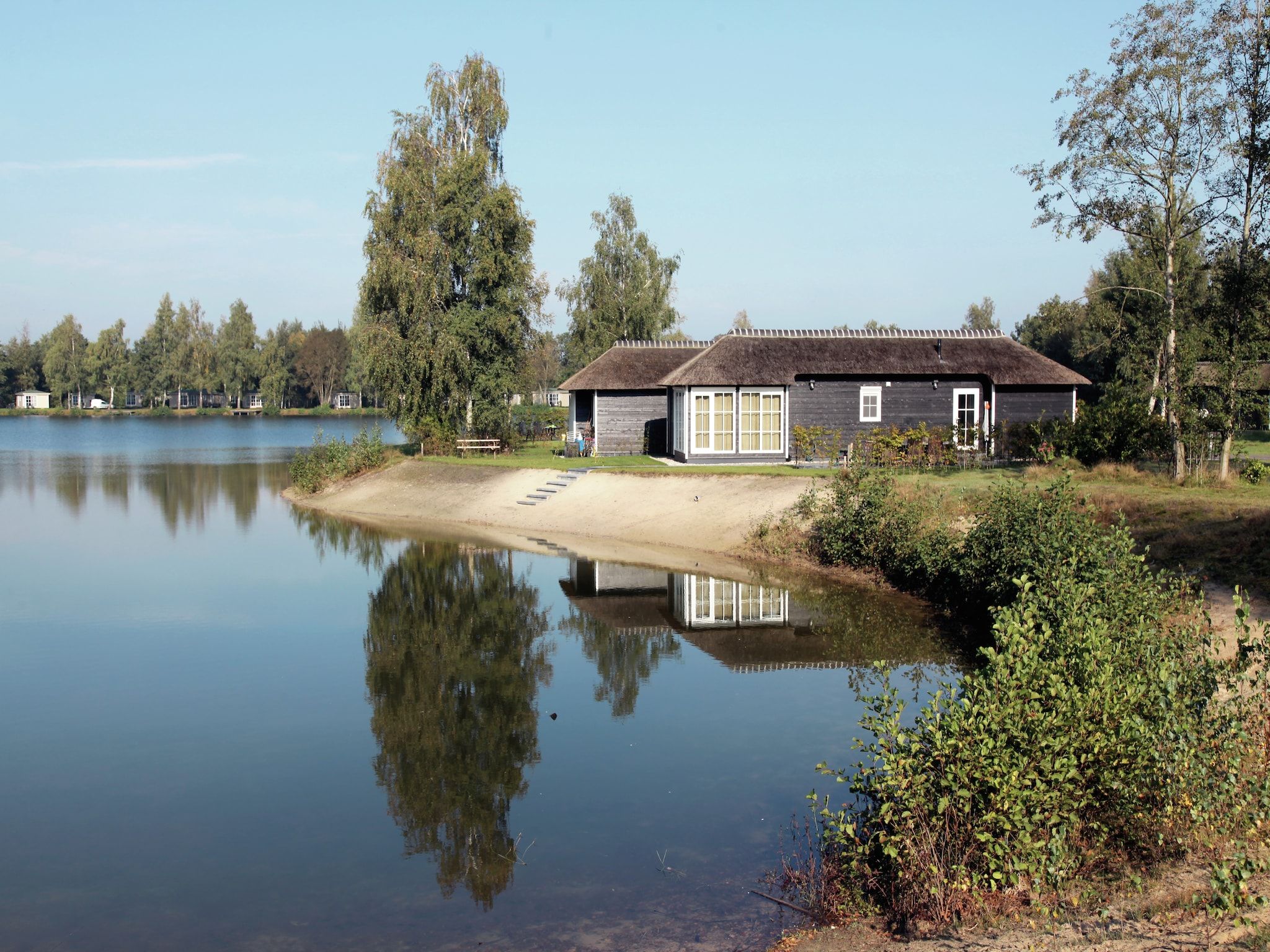 De buitenkant van Recreatiepark Tolplas 15 in Hoge Hexel