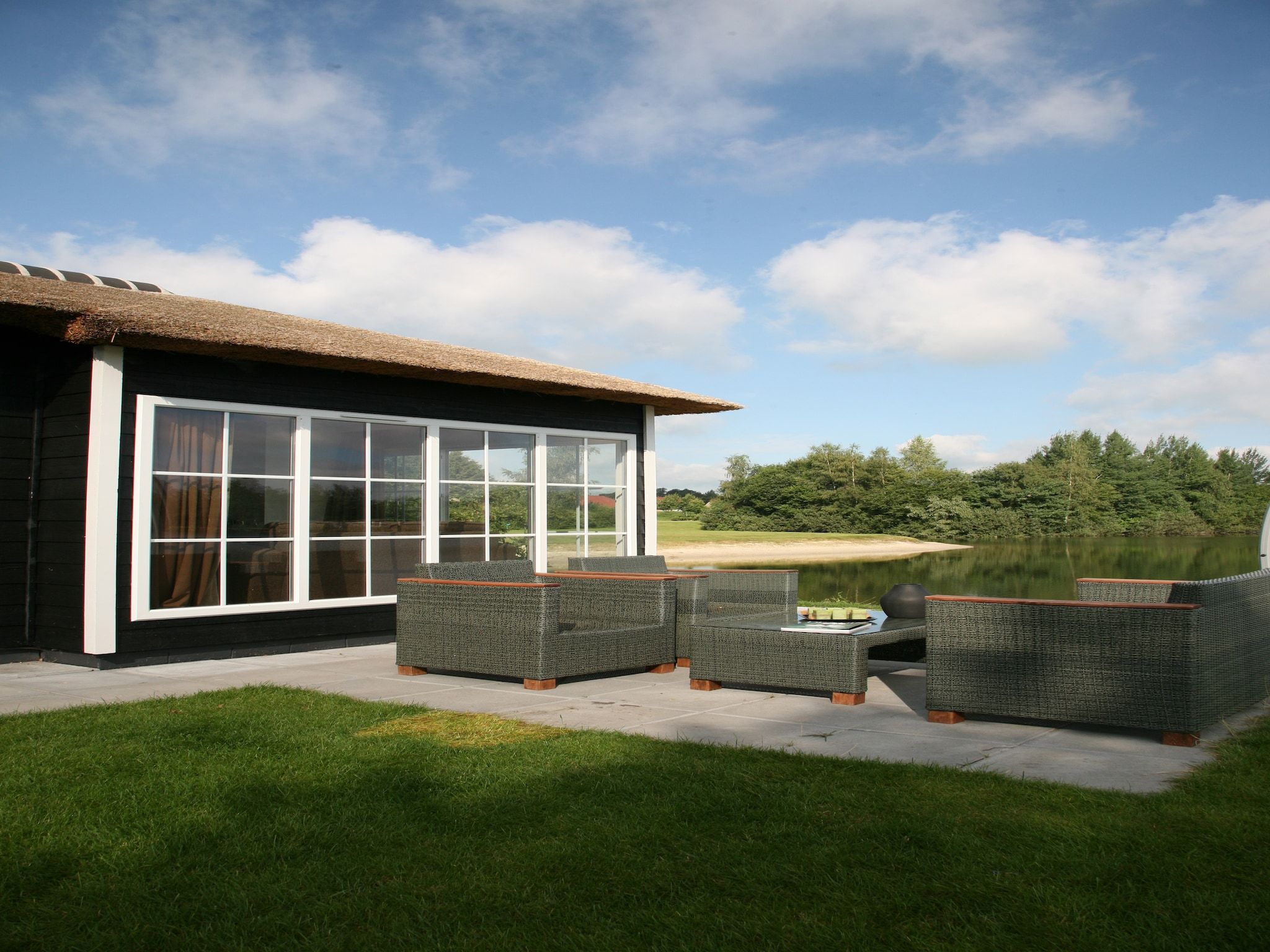 Het terras van Recreatiepark Tolplas 15 in Hoge Hexel