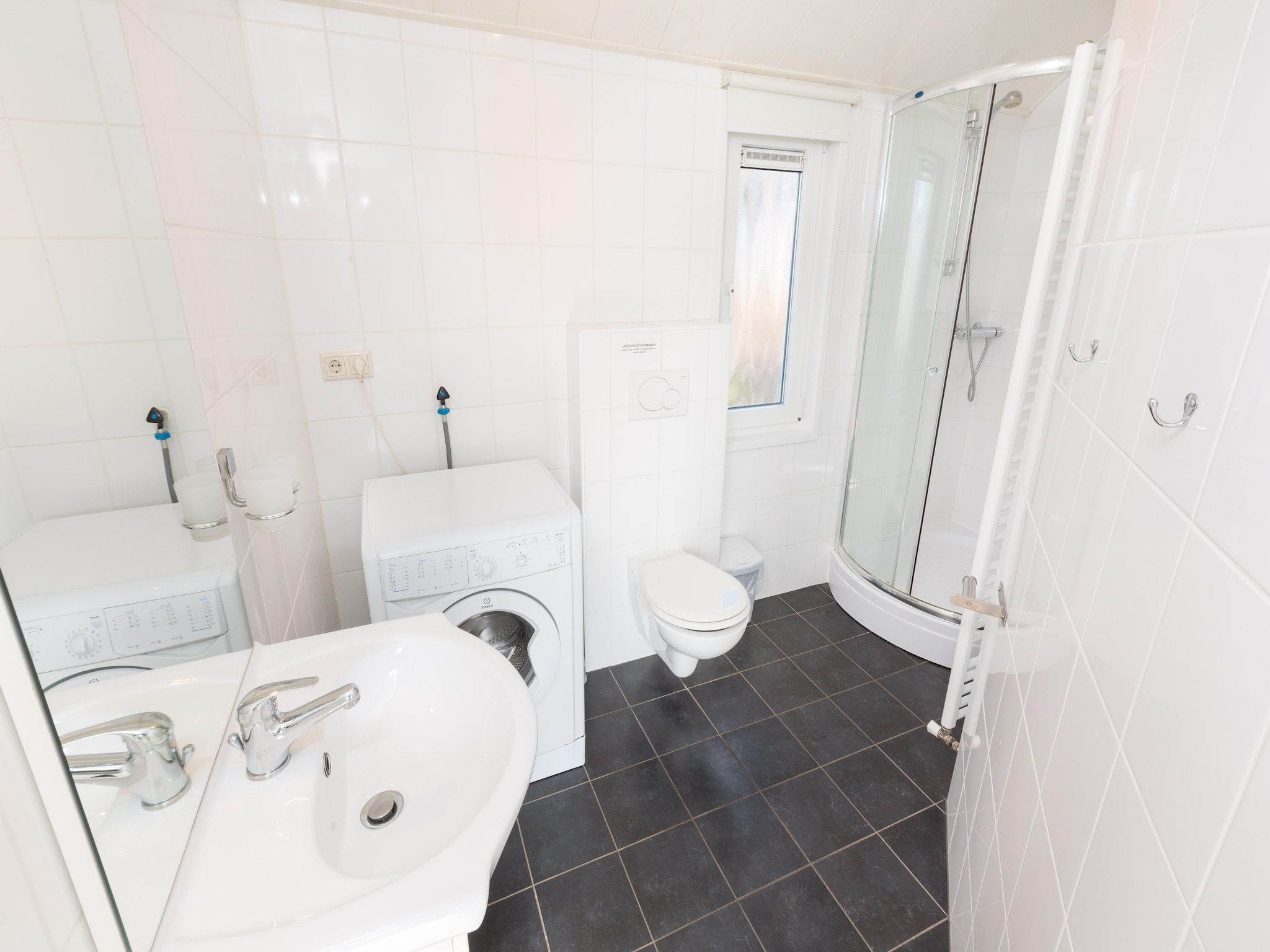 De badkamer van Recreatiepark Tolplas 15 in Hoge Hexel