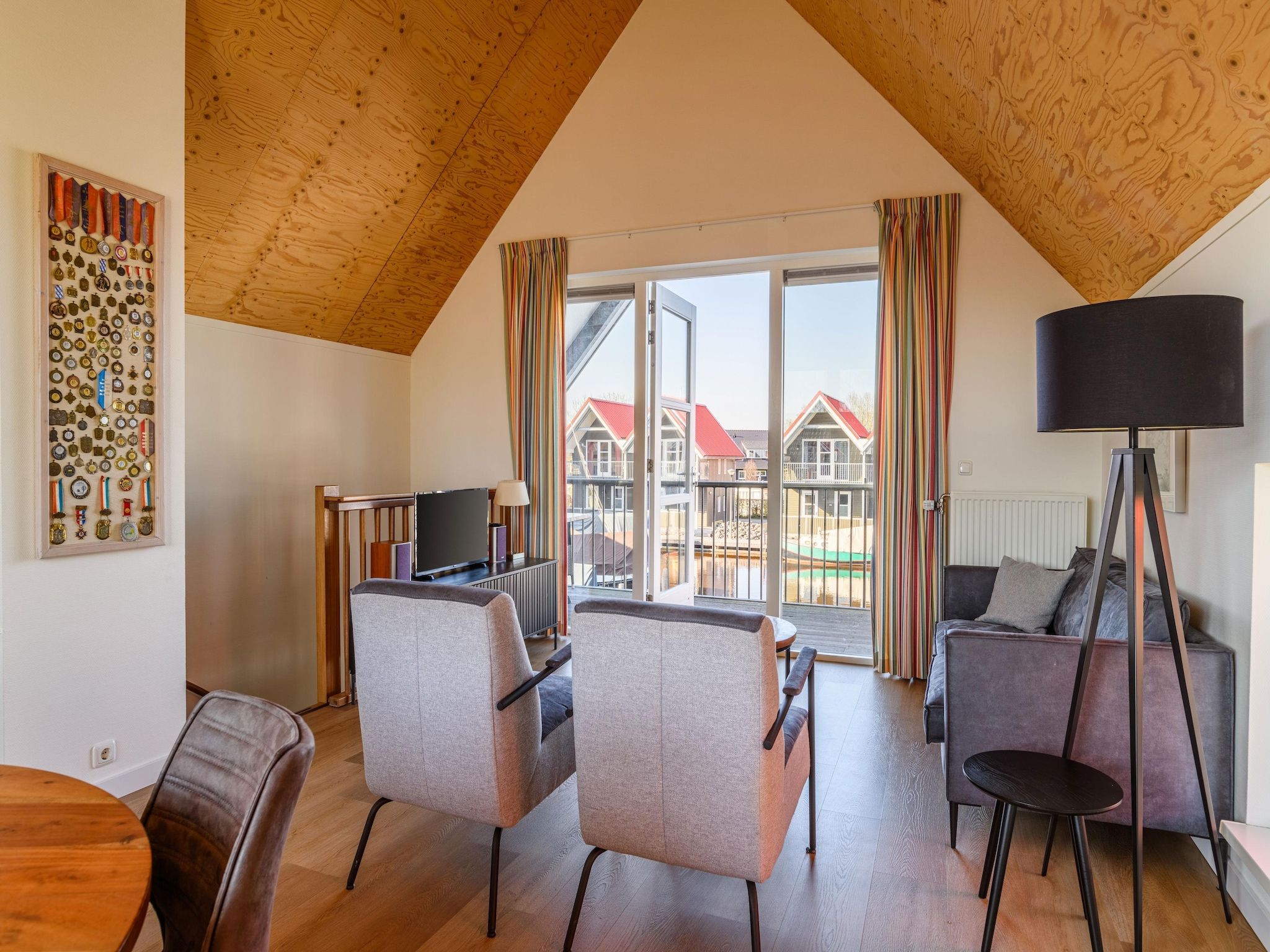 De woonkamer van Havenresort Terherne 1 in Terherne