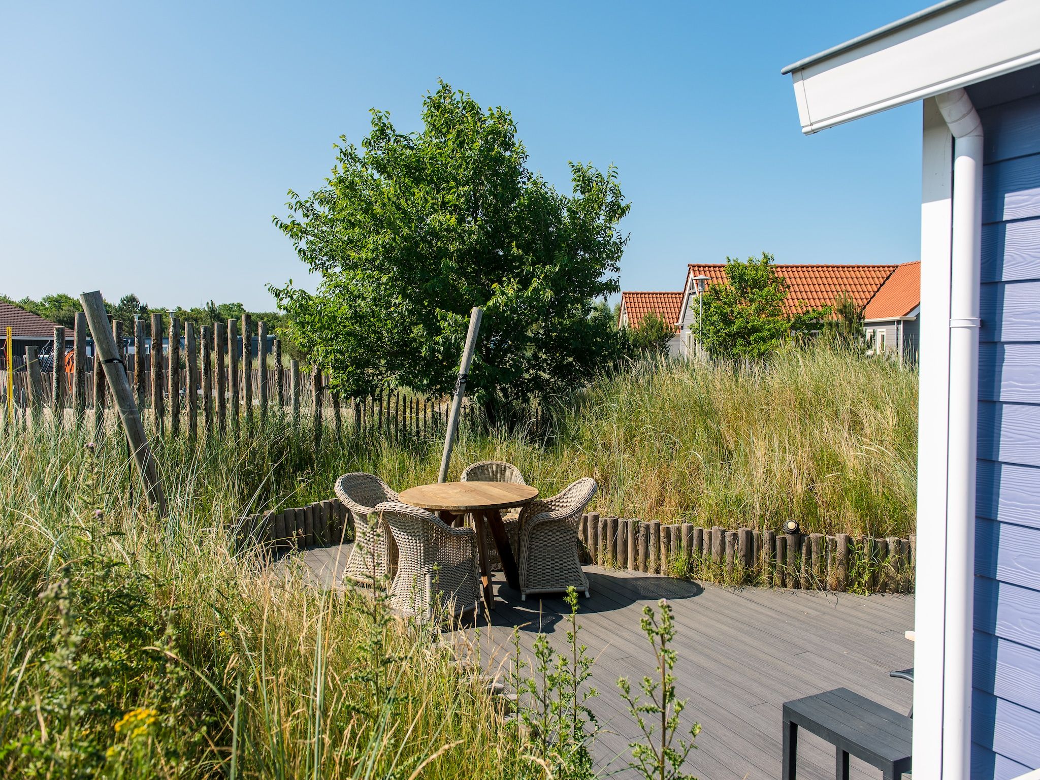 Het terras van Vakantiepark Boomhiemke 6 in Hollum-Ameland