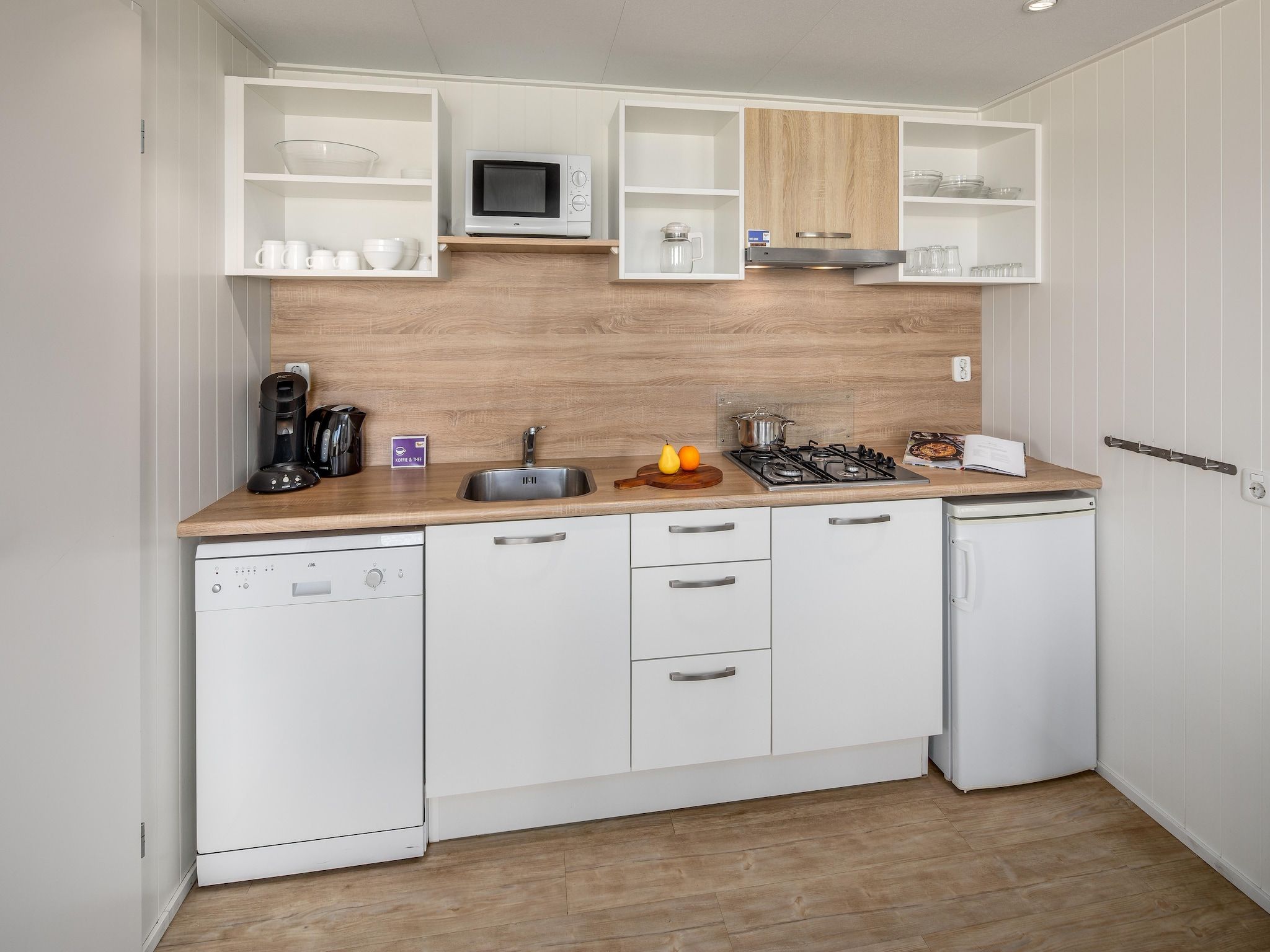 De keuken van Vakantiepark Beach Resort 6 in Kamperland