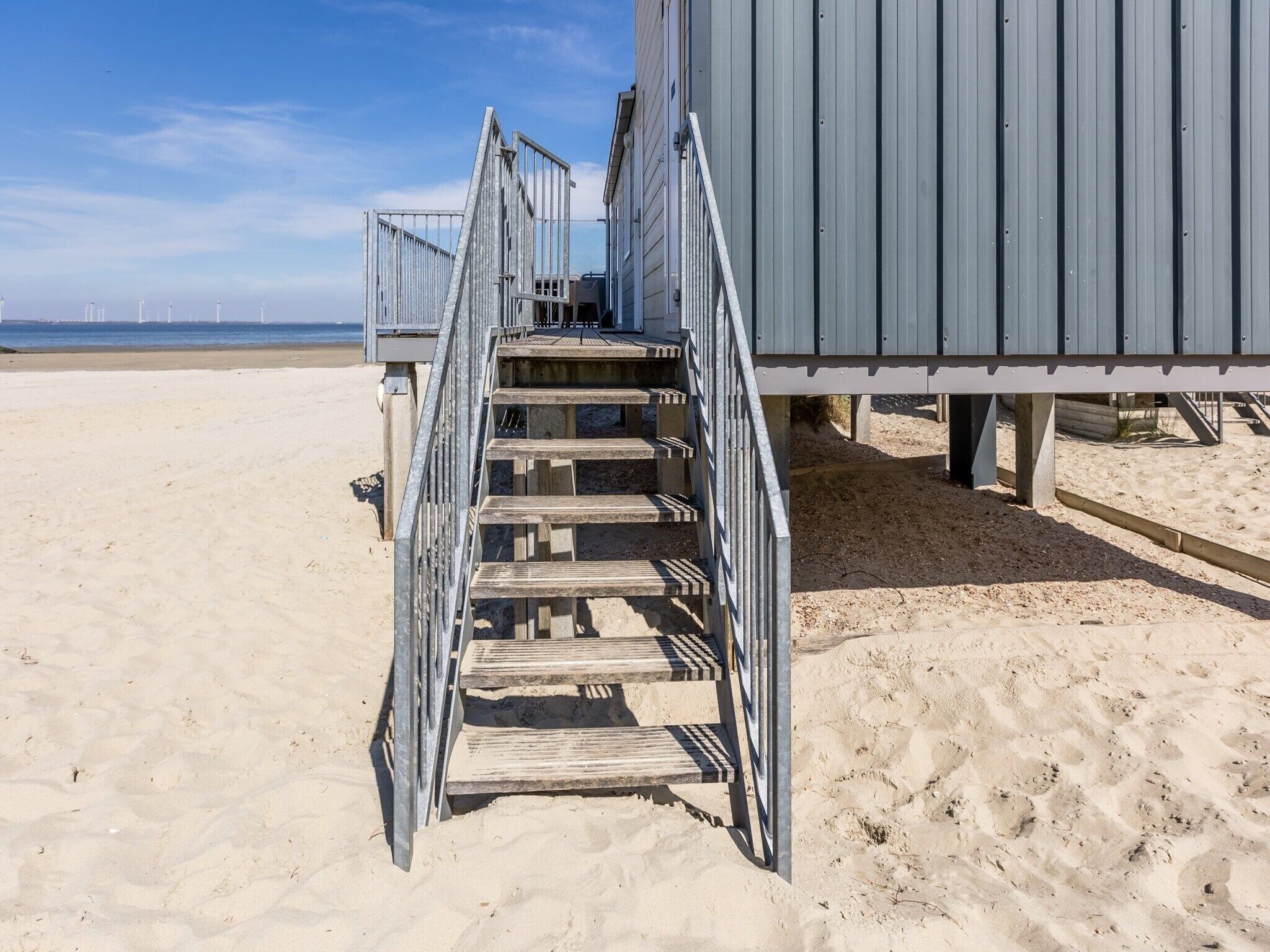 De buitenkant van Vakantiepark Beach Resort 6 in Kamperland