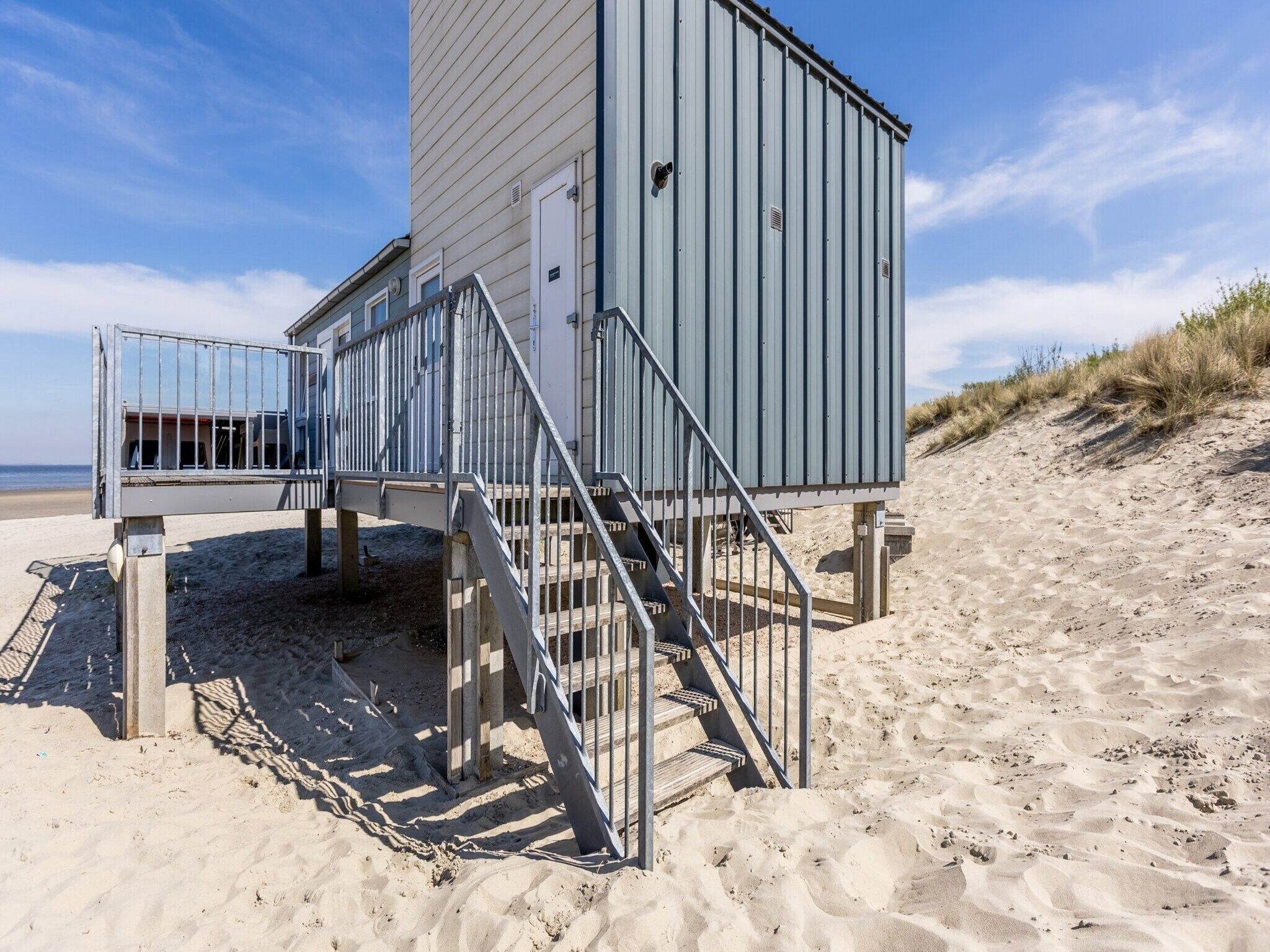 De buitenkant van Vakantiepark Beach Resort 6 in Kamperland