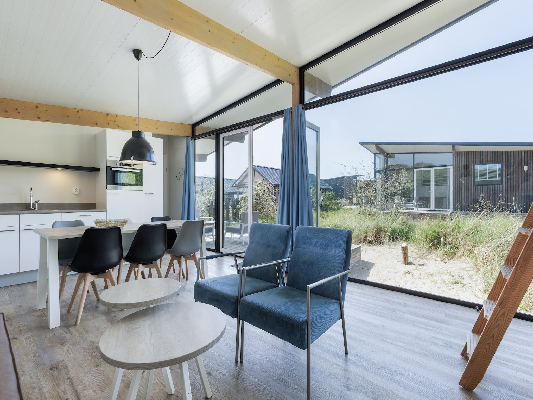 De woonkamer van Sea Lodges Bloemendaal 5 in Bloemendaal