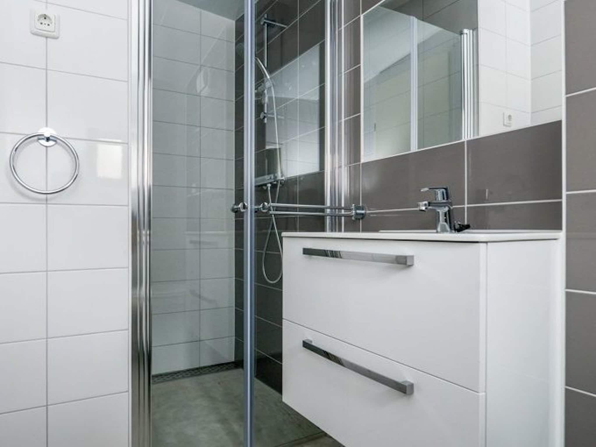 De badkamer van Sea Lodges Bloemendaal 3 in Bloemendaal