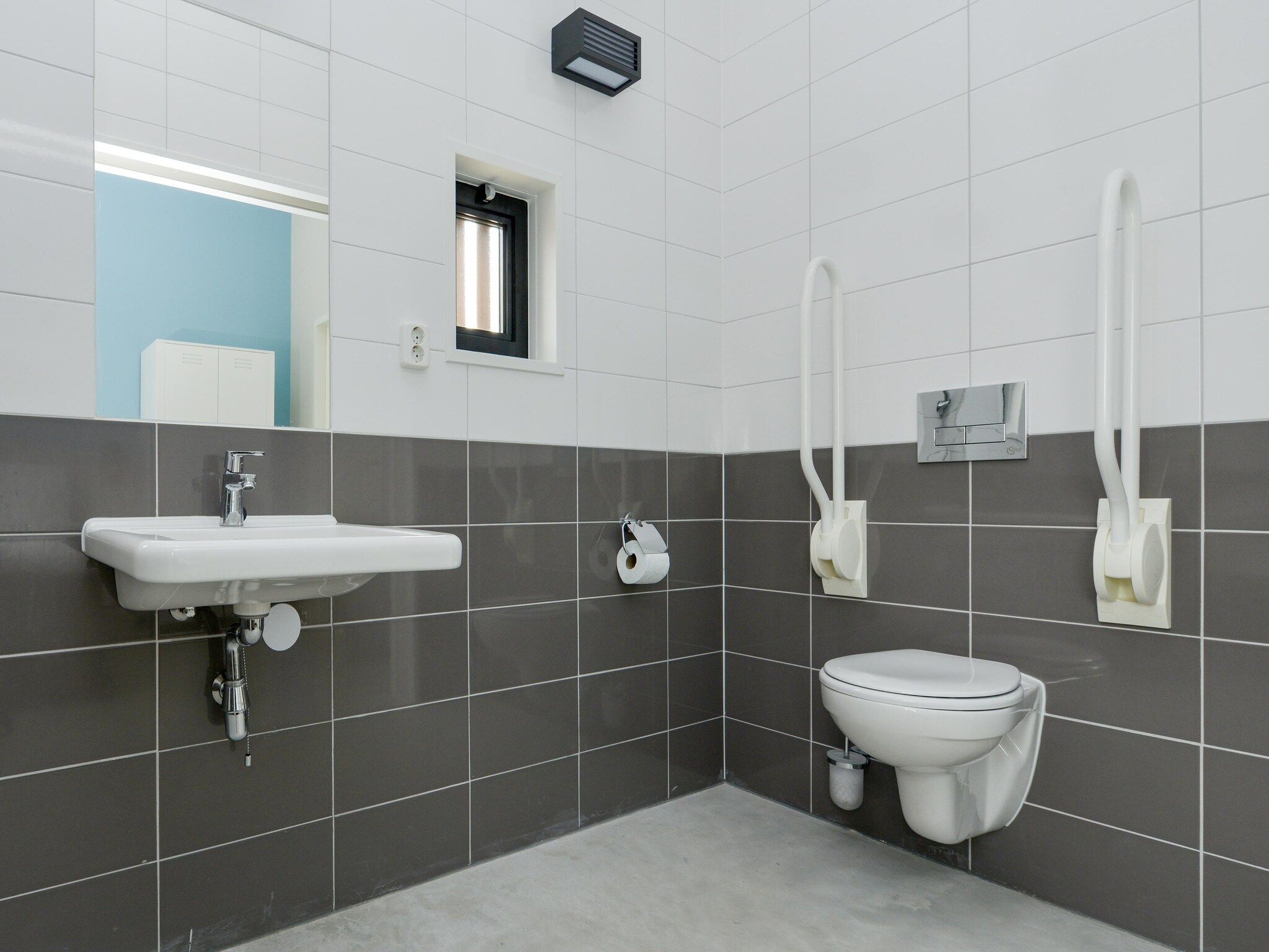 De badkamer van Sea Lodges Bloemendaal 4 in Bloemendaal