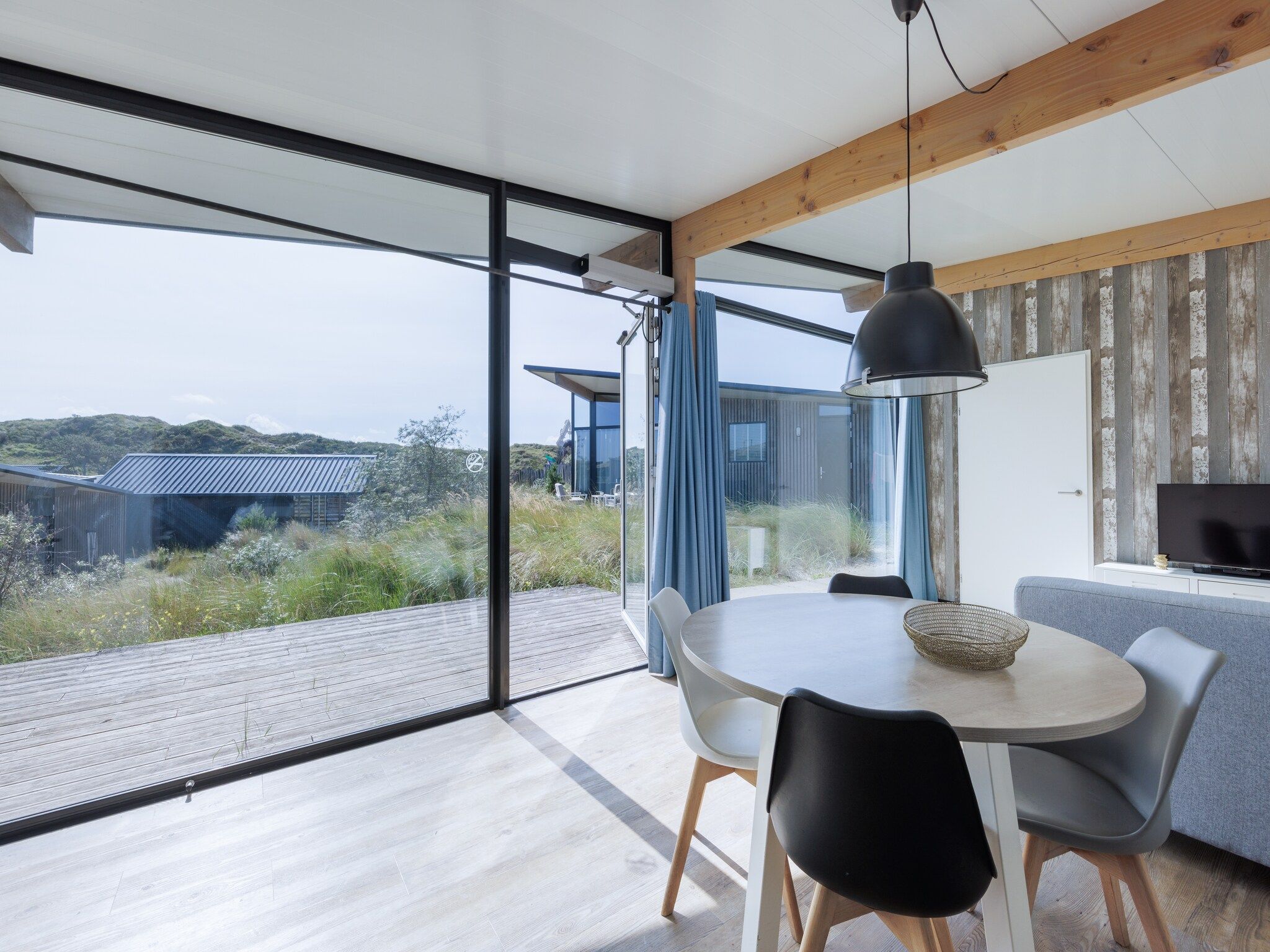 De woonkamer van Sea Lodges Bloemendaal 4 in Bloemendaal