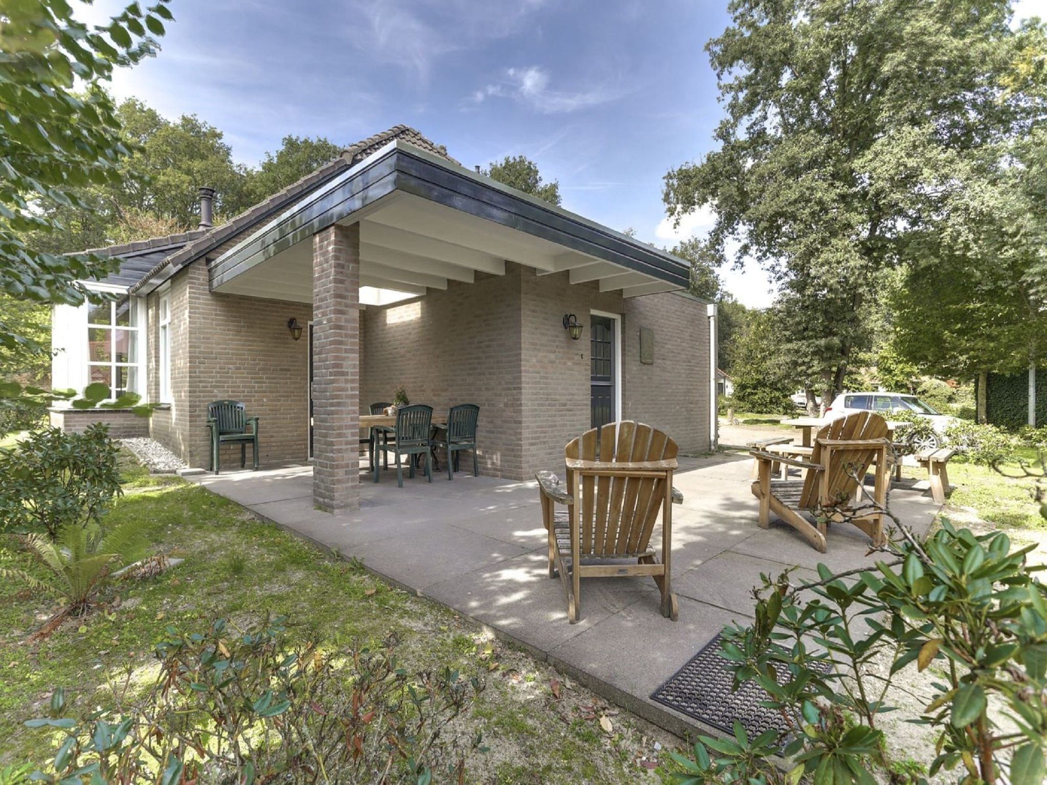 Het terras van Vakantiepark Sandberghe 5 in Uden