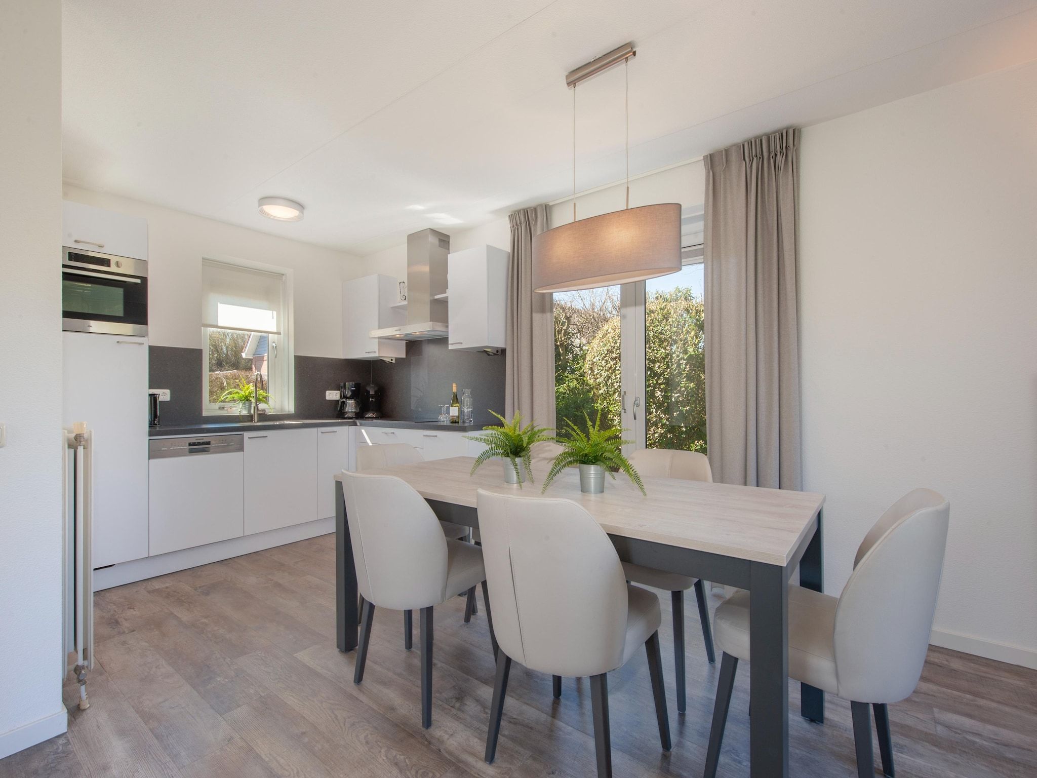 De keuken van Noordzee Résidence De Banjaard 8 in Kamperland