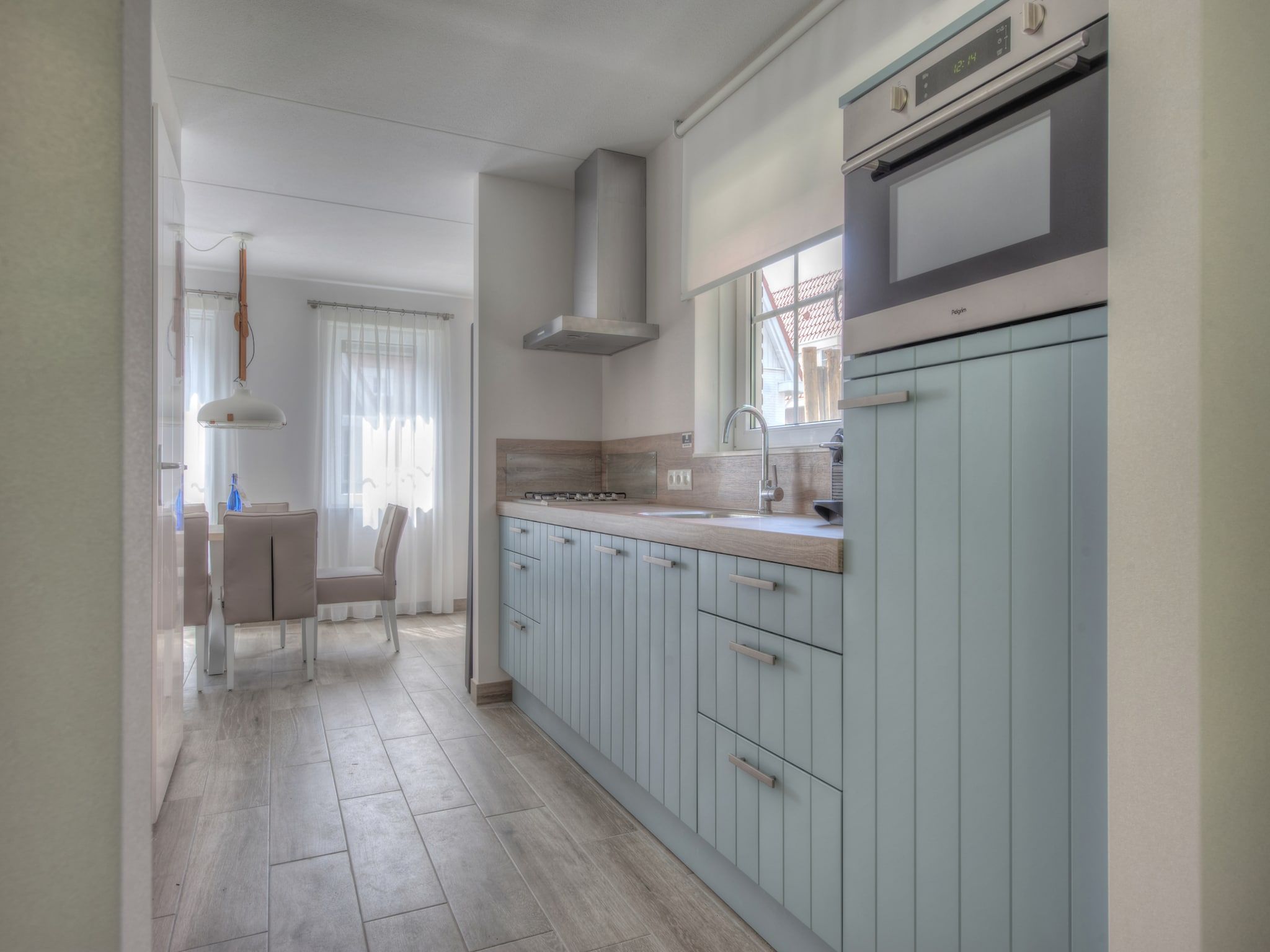 De keuken van Noordzee Résidence Dishoek 7 in Koudekerke