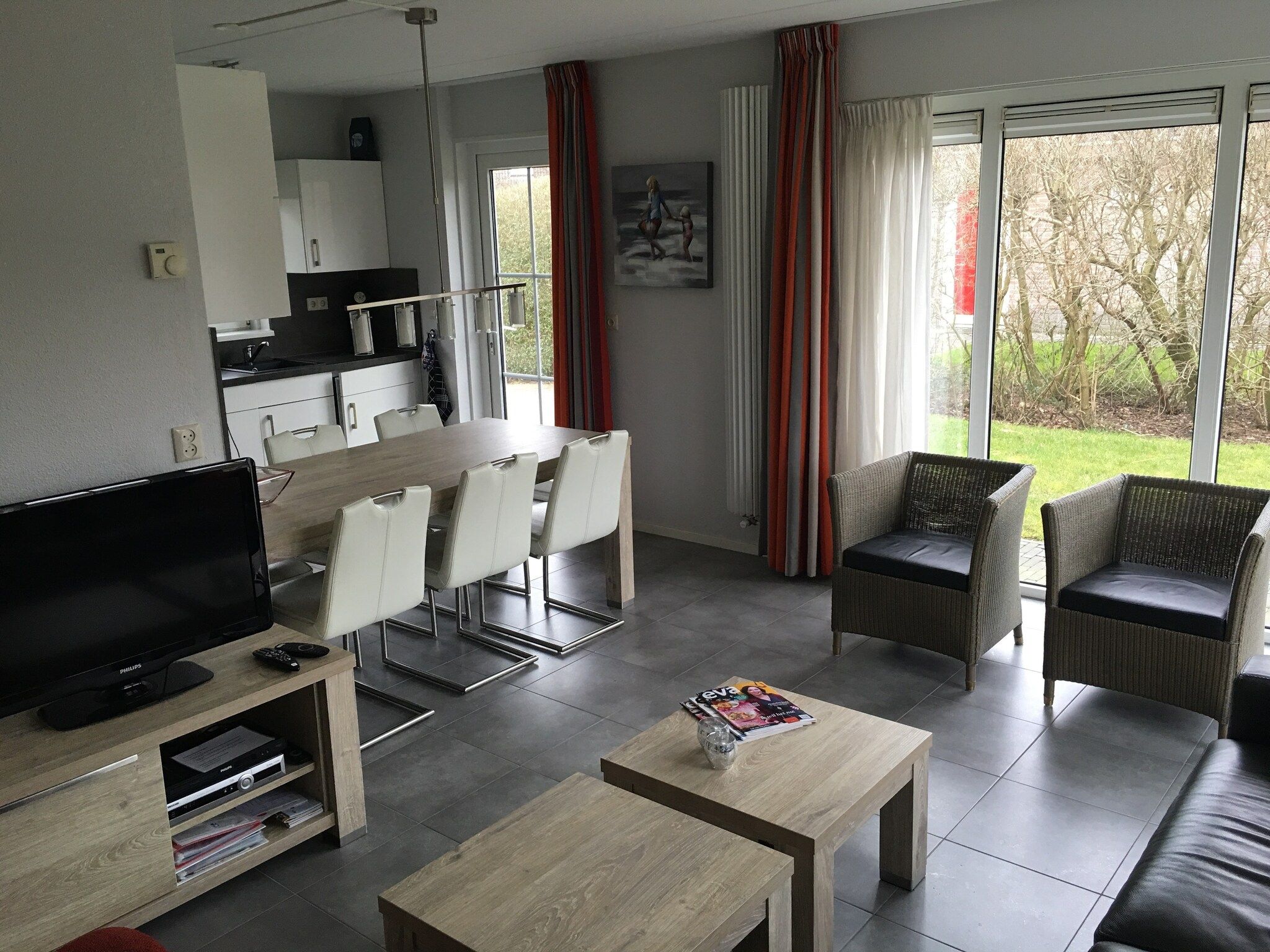 De woonkamer van Buitenplaats It Wiid 7 in Eernewoud